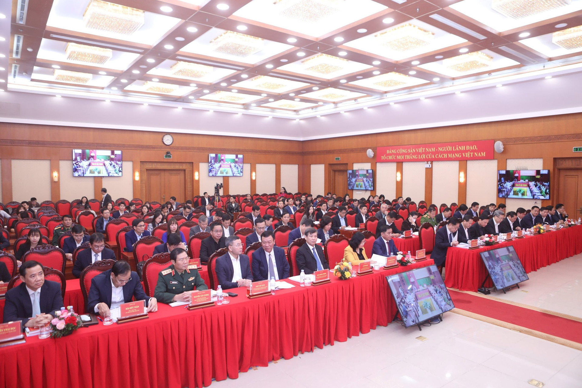 Thường trực Ban B&iacute; thư: C&aacute;n bộ chưa biết sợ hay do l&ograve;ng tham kh&ocirc;ng đ&aacute;y?- Ảnh 2.