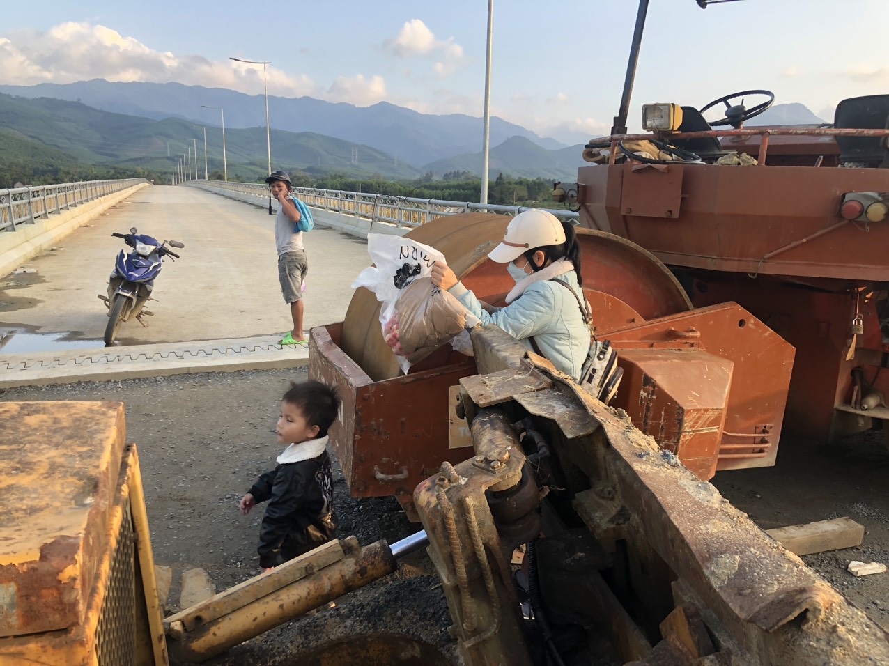 Quảng Ngãi: Cầu 100 tỷ xây xong trước Tết, dân hết cảnh đi đường tạm lầy lội- Ảnh 11. Quảng Ngãi: Cầu 100 tỷ xây xong trước Tết, dân hết cảnh đi đường tạm lầy lội- Ảnh 11.