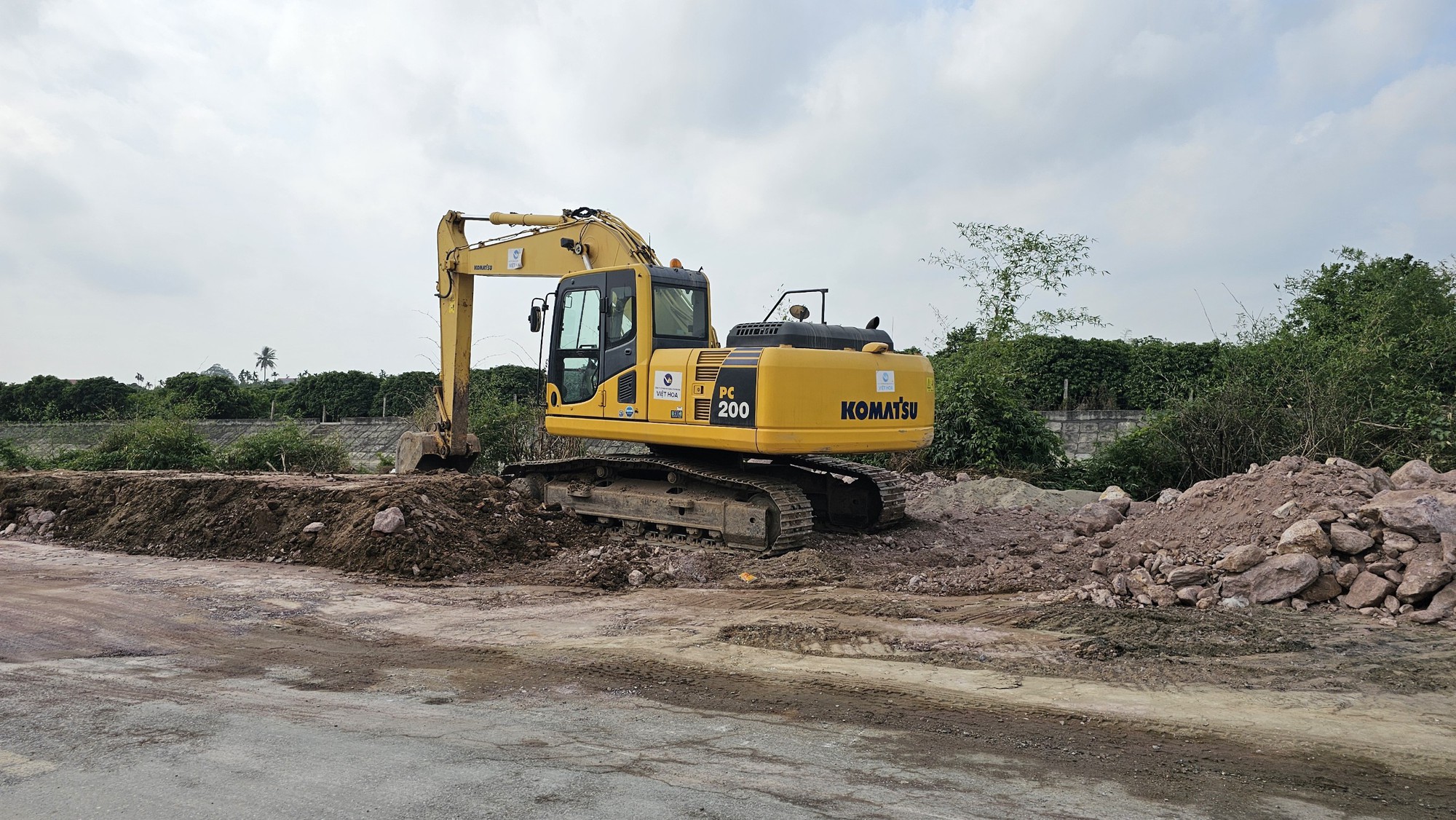 Tấp nập c&ocirc;ng trường n&acirc;ng cấp đường tỉnh 390 ng&agrave;y cận Tết- Ảnh 1.