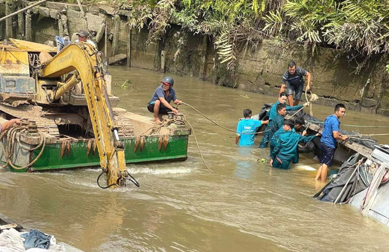 Ng&agrave;nh chức năng c&ugrave;ng người d&acirc;n hỗ trợ trục vớt phương tiện v&agrave; số gạo bị ch&igrave;m l&ecirc;n bờ.