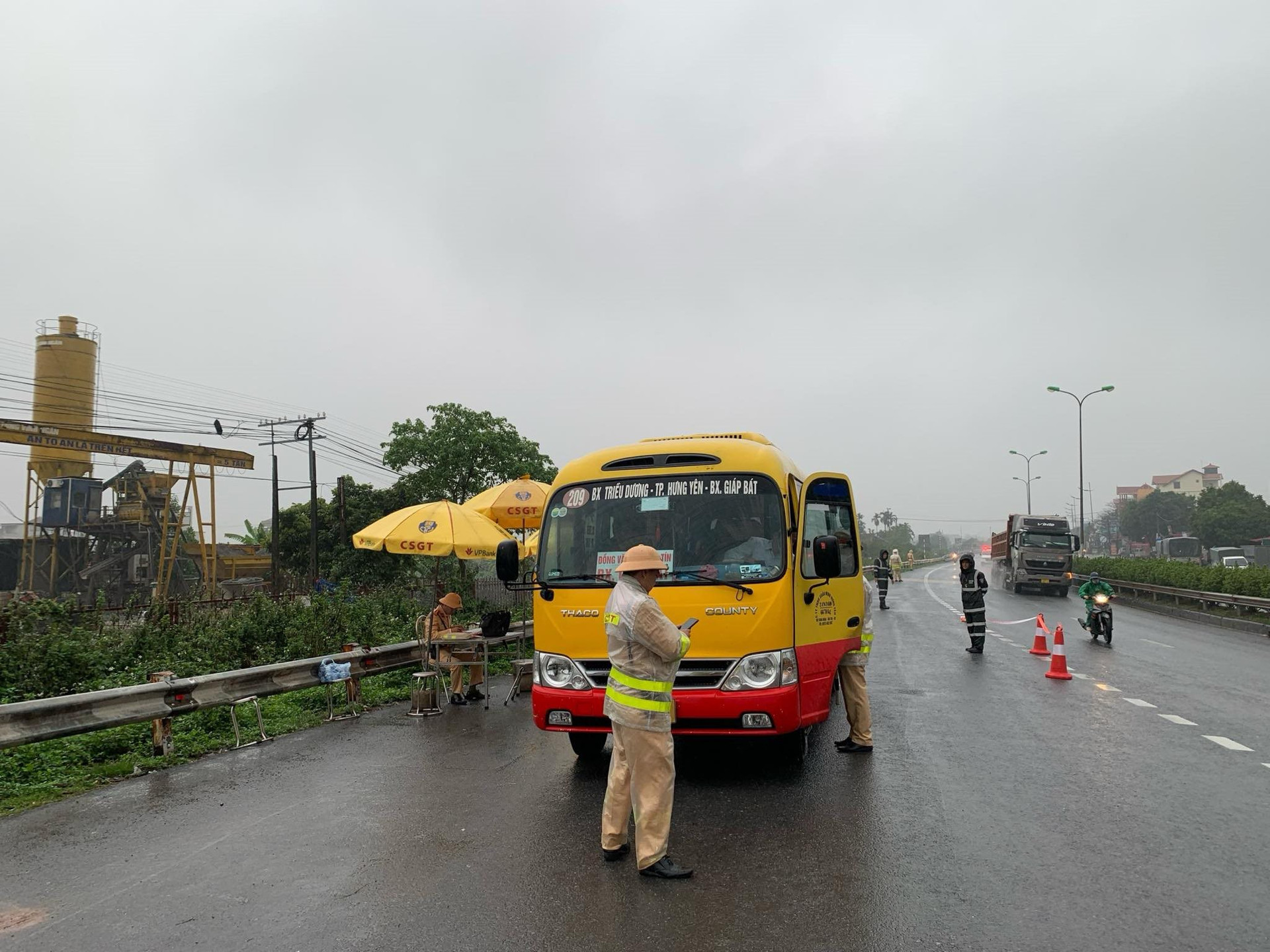C&ocirc;ng an H&agrave; Nội triển khai 2 tổ c&ocirc;ng t&aacute;c đặc biệt ở quốc lộ, v&agrave;nh đai 3- Ảnh 2.