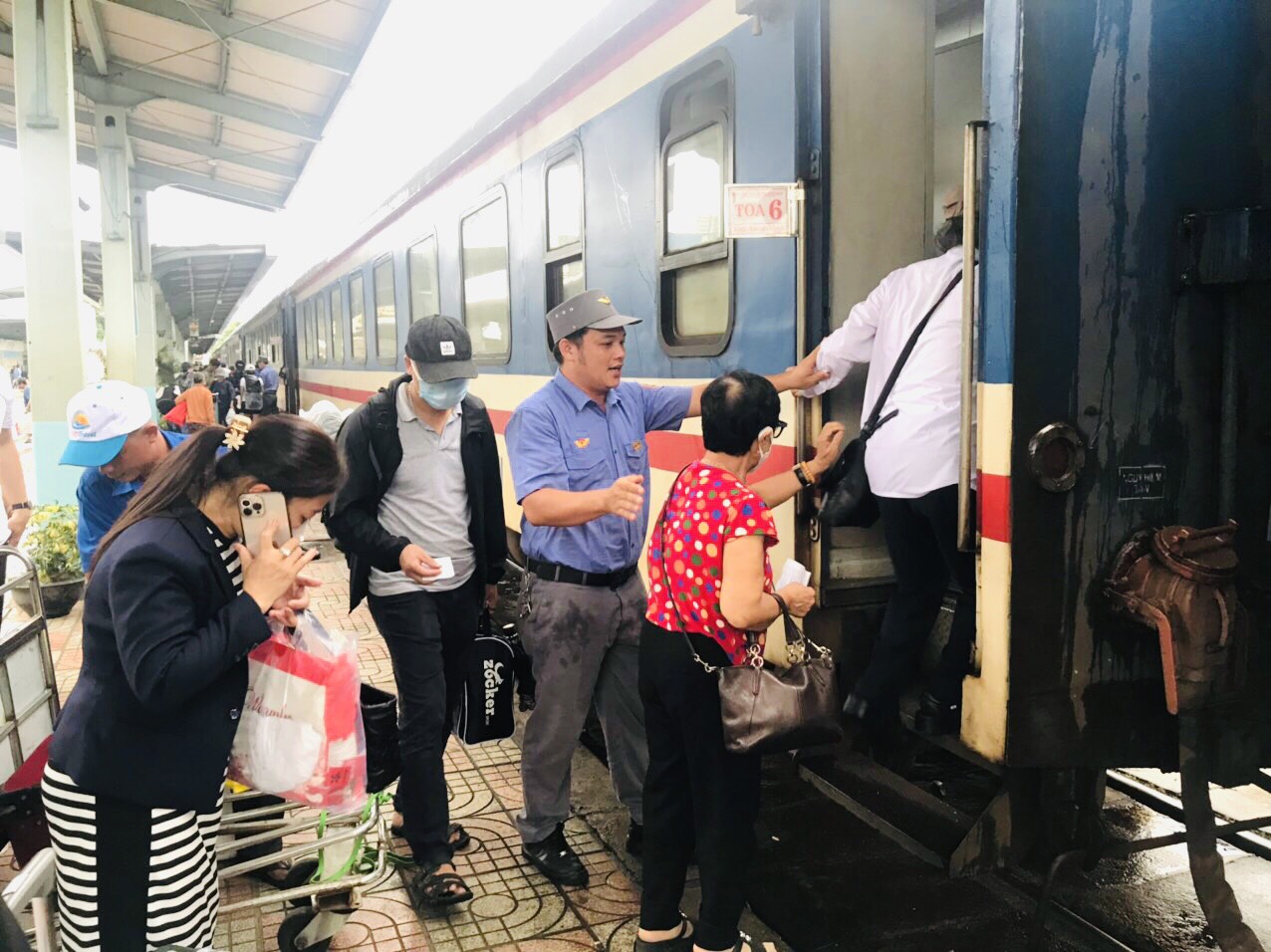 Đường sắt mở b&aacute;n v&eacute; tr&ecirc;n 14 chuyến t&agrave;u Tết tăng cường - Ảnh 1.