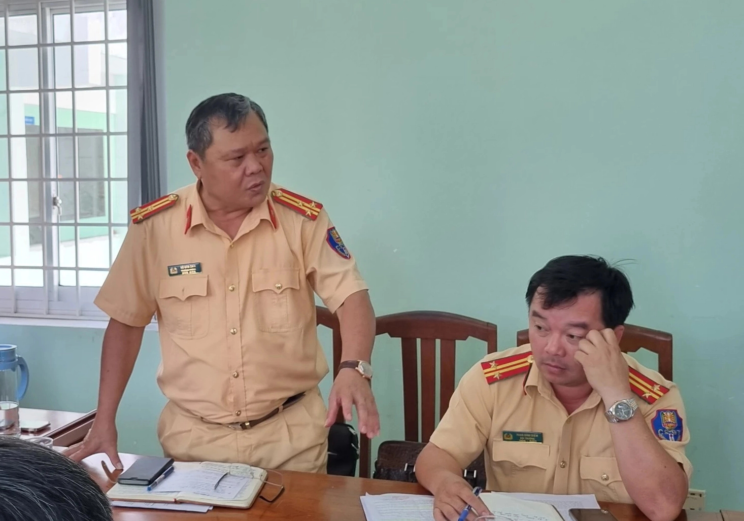 L&aacute;i xe bất ngờ khi bị CSGT B&igrave;nh Định kiểm tra nồng độ cồn, ma t&uacute;y từ s&aacute;ng sớm- Ảnh 2.