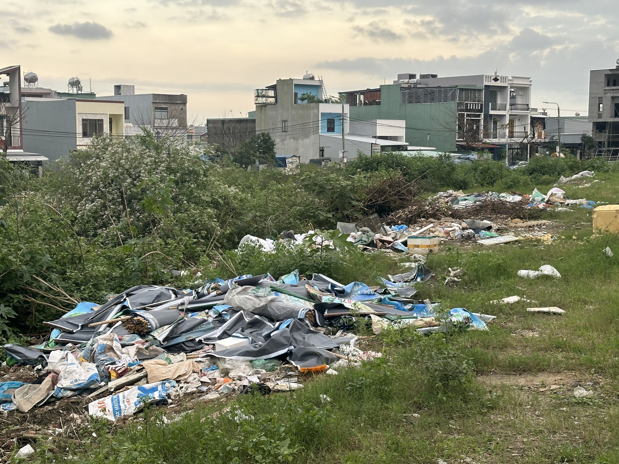 Đ&agrave; Nẵng: T&aacute;i diễn nạn đổ r&aacute;c thải ngổn ngang ở khu đ&ocirc; thị Phước L&yacute;- Ảnh 8.