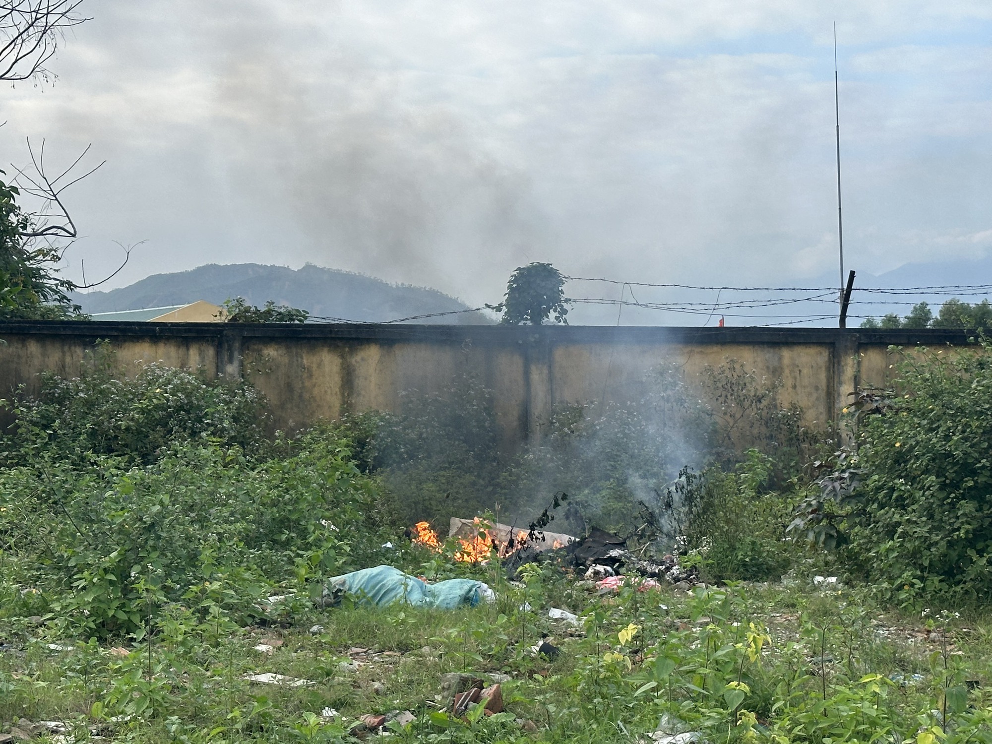 Đ&agrave; Nẵng: T&aacute;i diễn nạn đổ r&aacute;c thải ngổn ngang ở khu đ&ocirc; thị Phước L&yacute;- Ảnh 6.