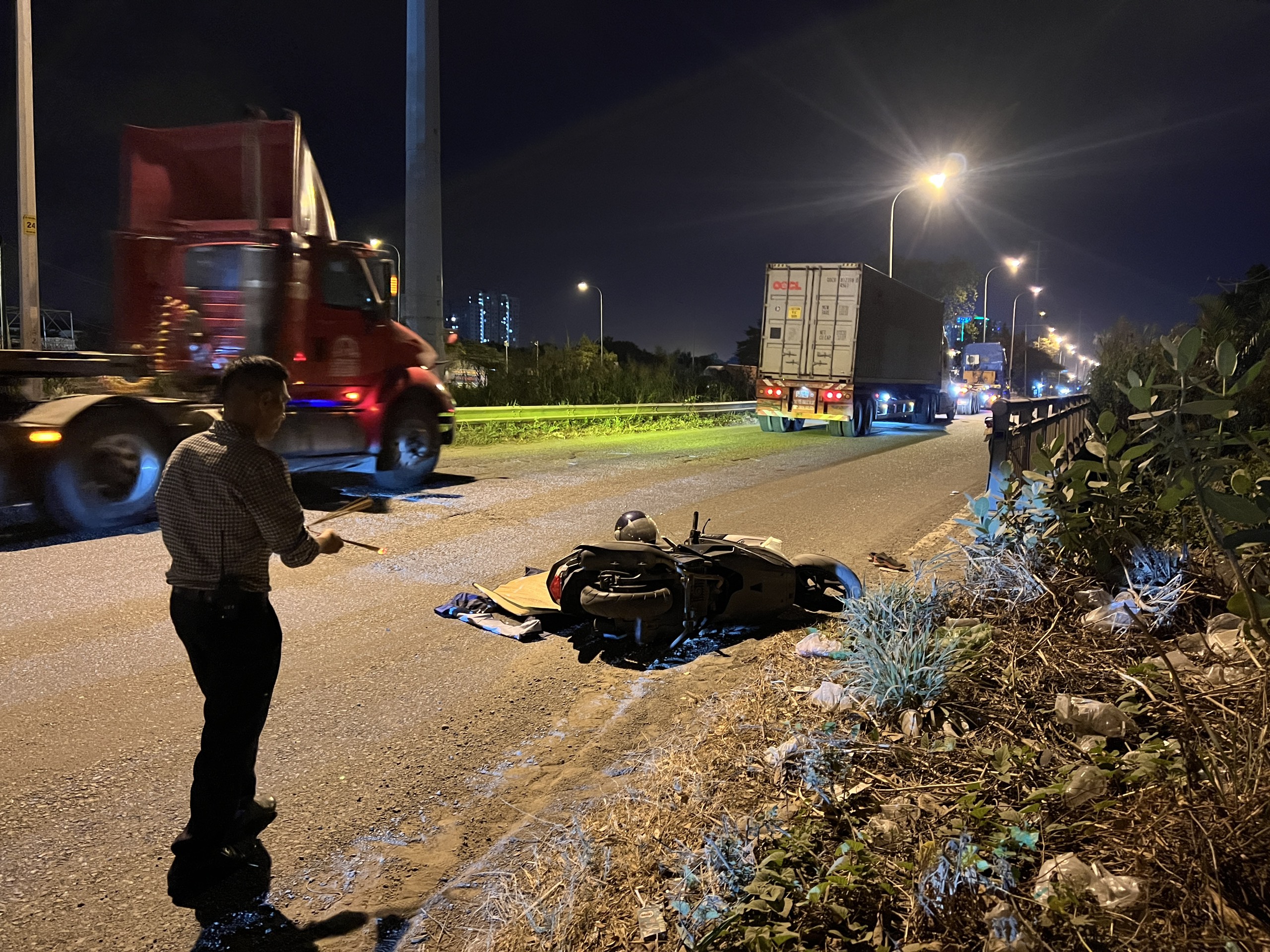 Người đàn ông đi xe máy bất ngờ bị trượt bánh, ngã xuống đường, tử vong- Ảnh 1. Người đàn ông đi xe máy bất ngờ bị trượt bánh, ngã xuống đường, tử vong- Ảnh 1.