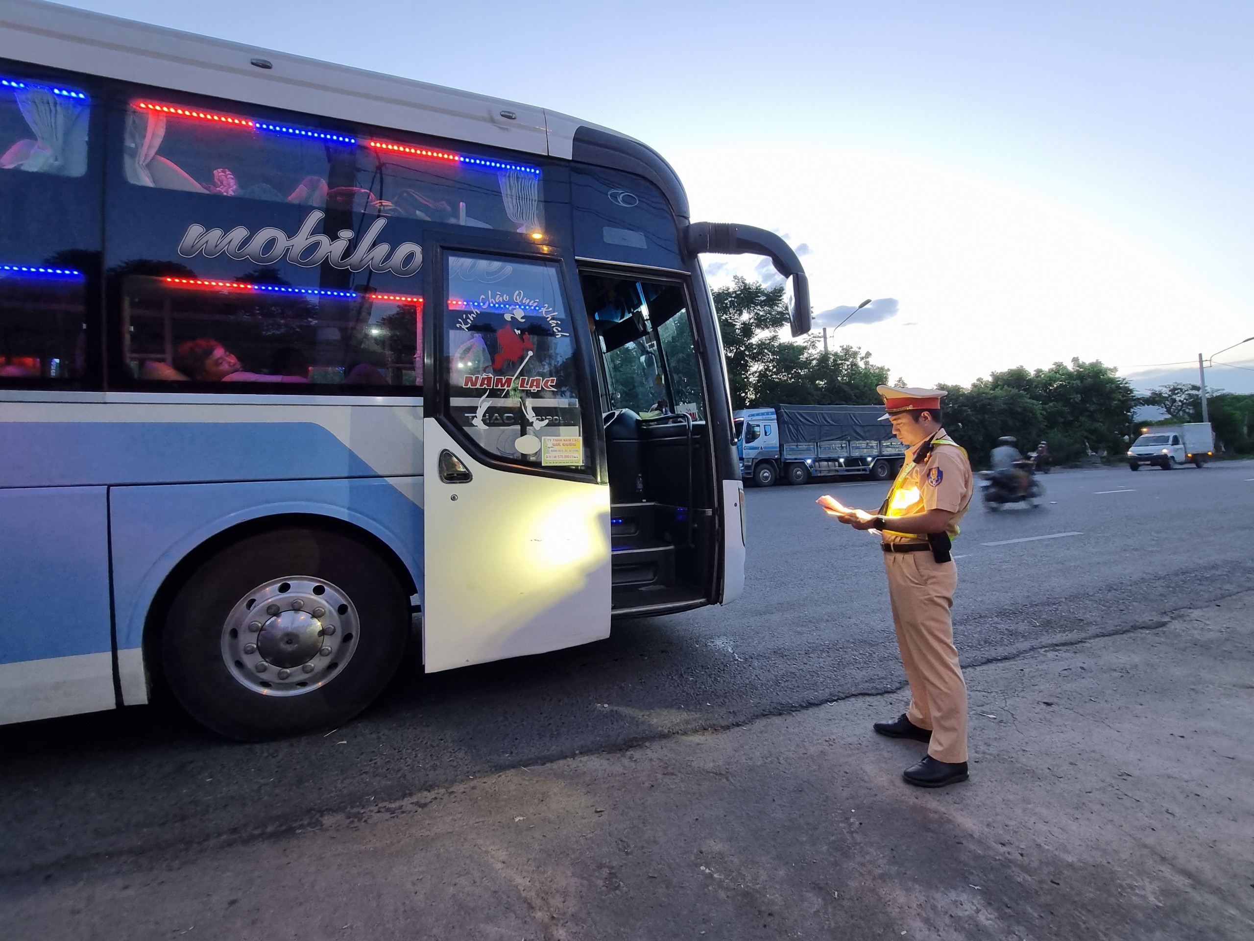 L&aacute;i xe bất ngờ khi bị CSGT B&igrave;nh Định kiểm tra nồng độ cồn, ma t&uacute;y từ s&aacute;ng sớm- Ảnh 5.