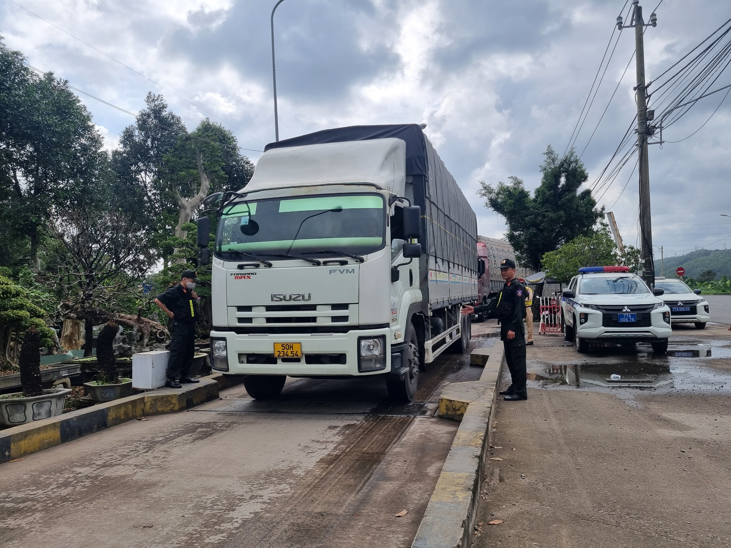 L&aacute;i xe bất ngờ khi bị CSGT B&igrave;nh Định kiểm tra nồng độ cồn, ma t&uacute;y từ s&aacute;ng sớm- Ảnh 6.