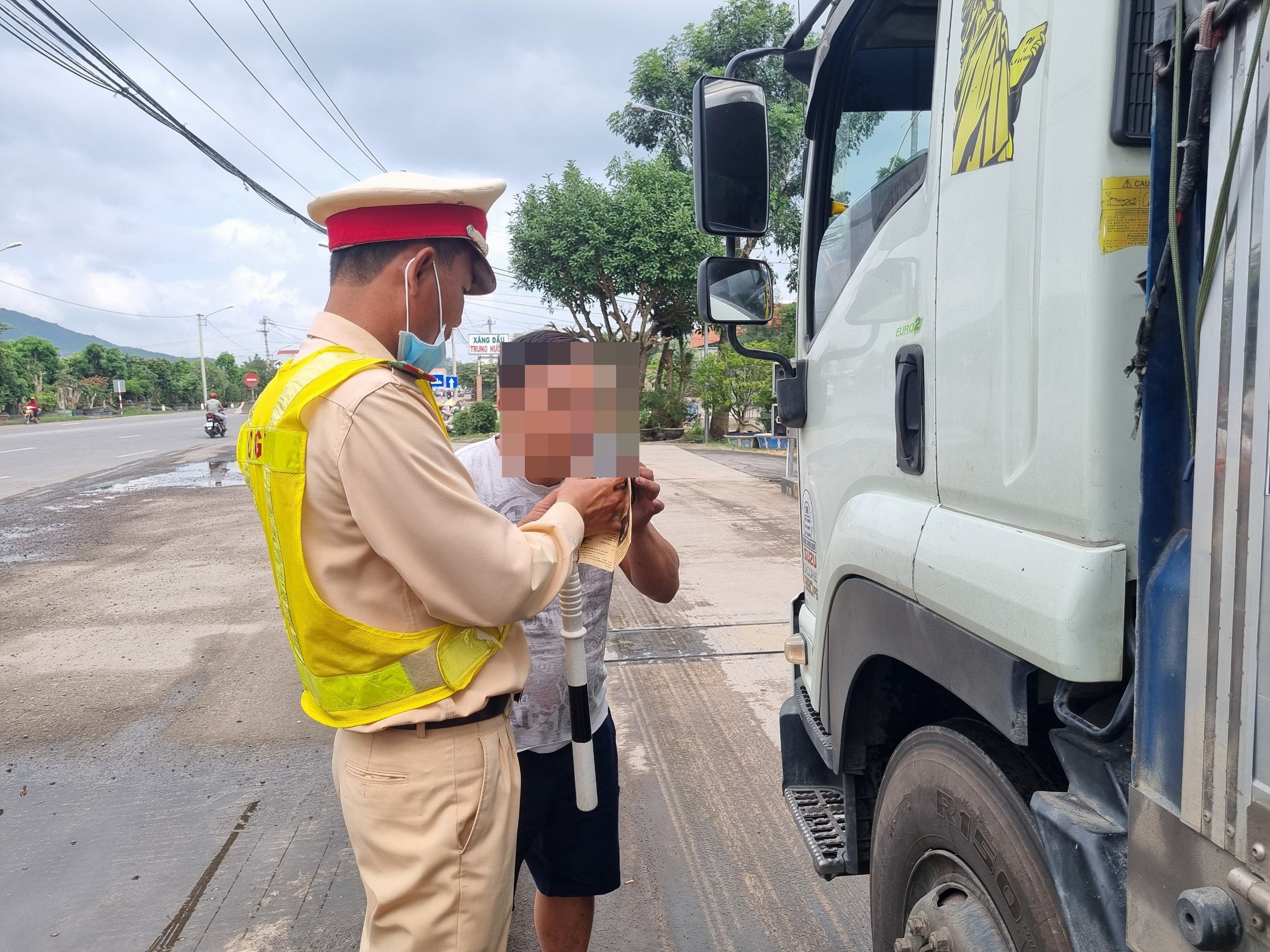 L&aacute;i xe bất ngờ khi bị CSGT B&igrave;nh Định kiểm tra nồng độ cồn, ma t&uacute;y từ s&aacute;ng sớm- Ảnh 8.