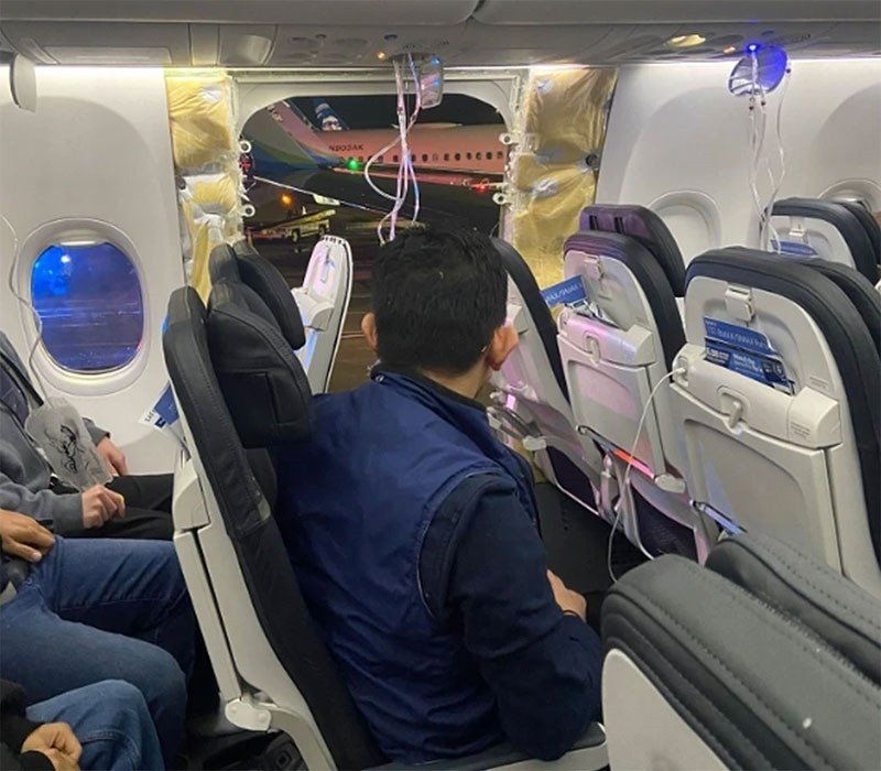 Vị tr&iacute; ph&aacute;t nổ v&agrave; bung cửa tr&ecirc;n chiếc m&aacute;y bay Boeing 737 Max 9 của Alaska Airlines. (Ảnh từ Reuters)
