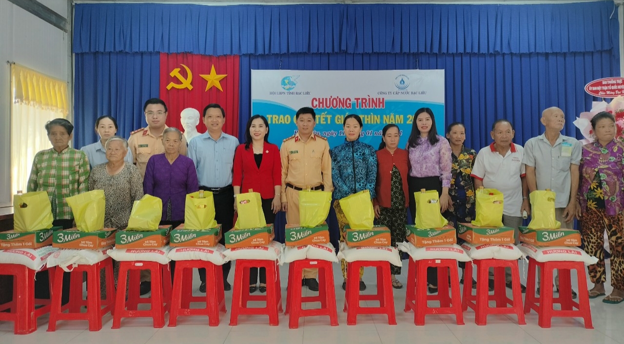 CSGT Bạc Li&ecirc;u mang Xu&acirc;n đến những gia đ&igrave;nh kh&oacute; khăn- Ảnh 2.