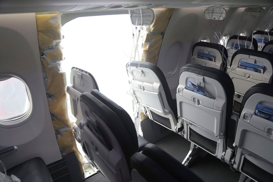 FAA ch&iacute;nh thức điều tra Boeing sau vụ m&aacute;y bay 737 Max 9 rơi cửa giữa trời- Ảnh 2.
