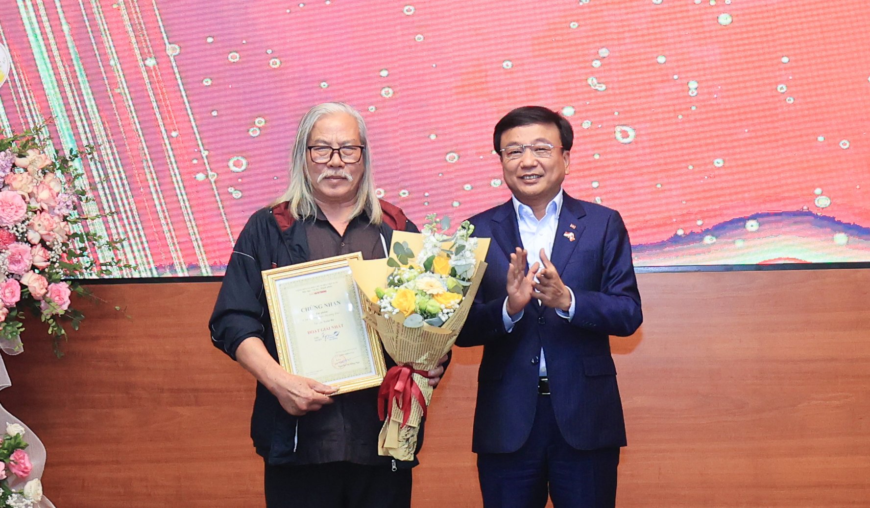 B&aacute;o Giao th&ocirc;ng trao giải cuộc thi viết "K&yacute; ức về những con đường"- Ảnh 1.