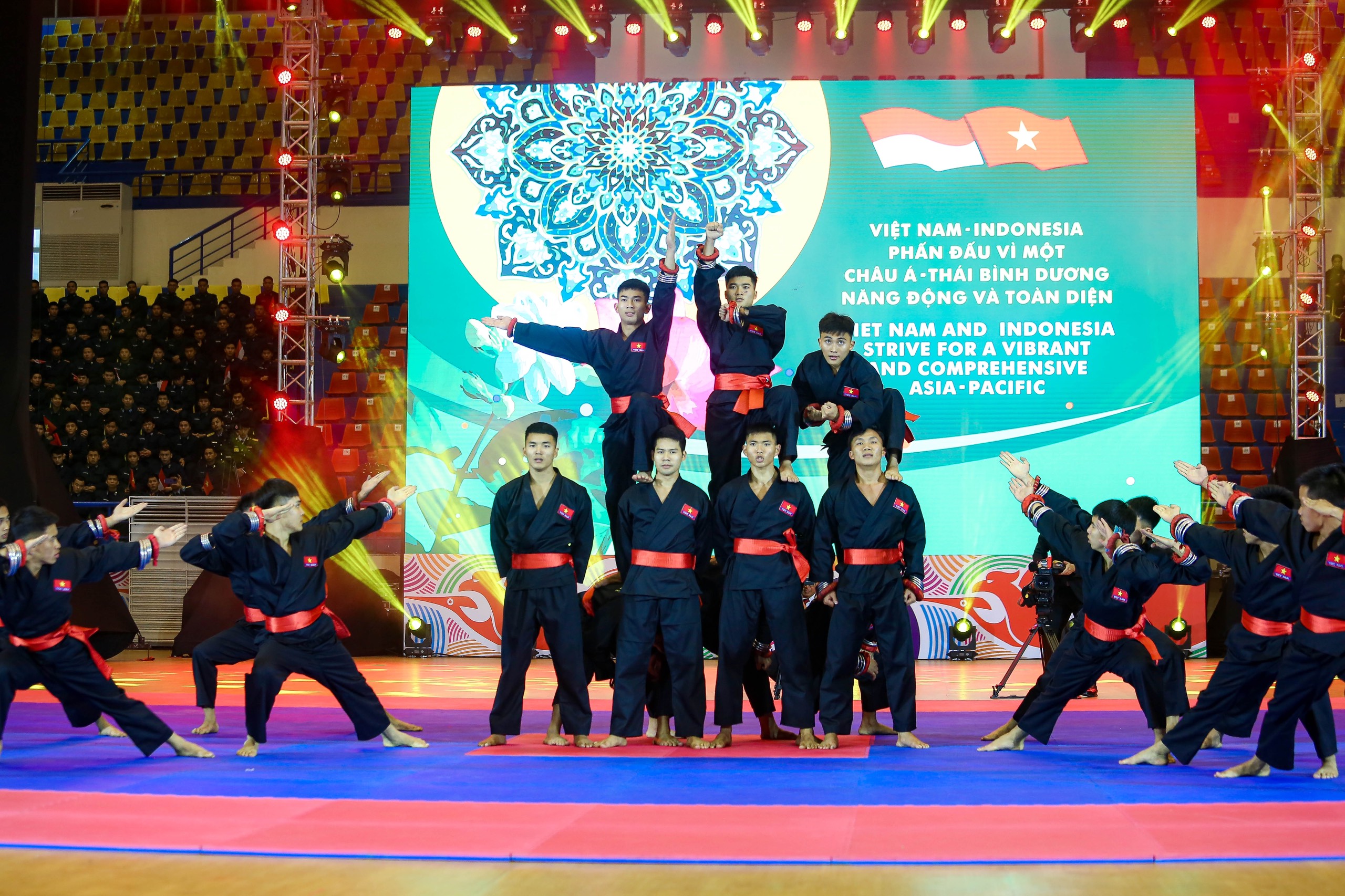 Chủ tịch nước v&agrave; Tổng thống Indonesia xem tr&igrave;nh diễn Pencak silat, v&otilde; cổ truyền- Ảnh 5.