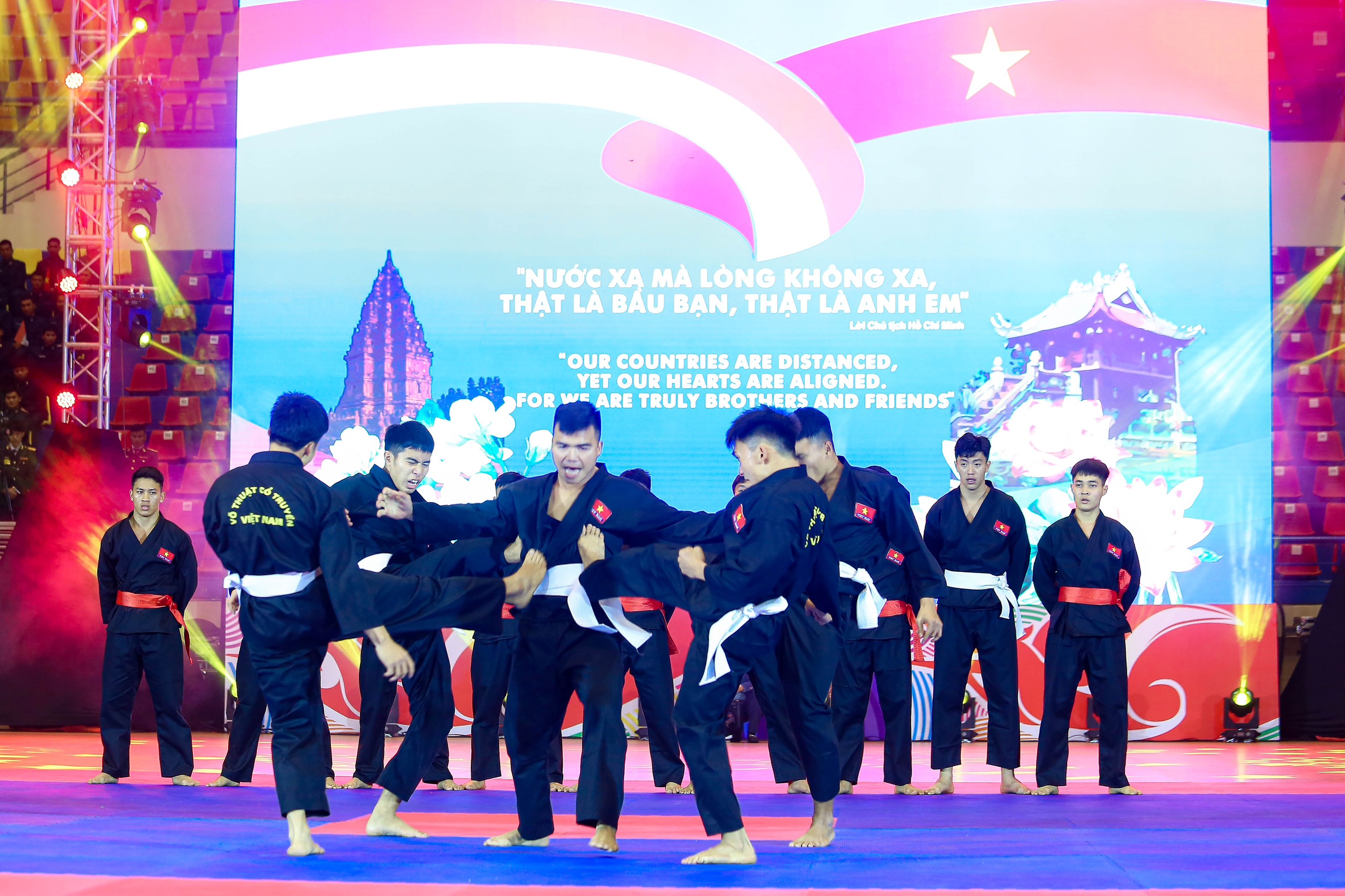 Chủ tịch nước v&agrave; Tổng thống Indonesia xem tr&igrave;nh diễn Pencak silat, v&otilde; cổ truyền- Ảnh 4.