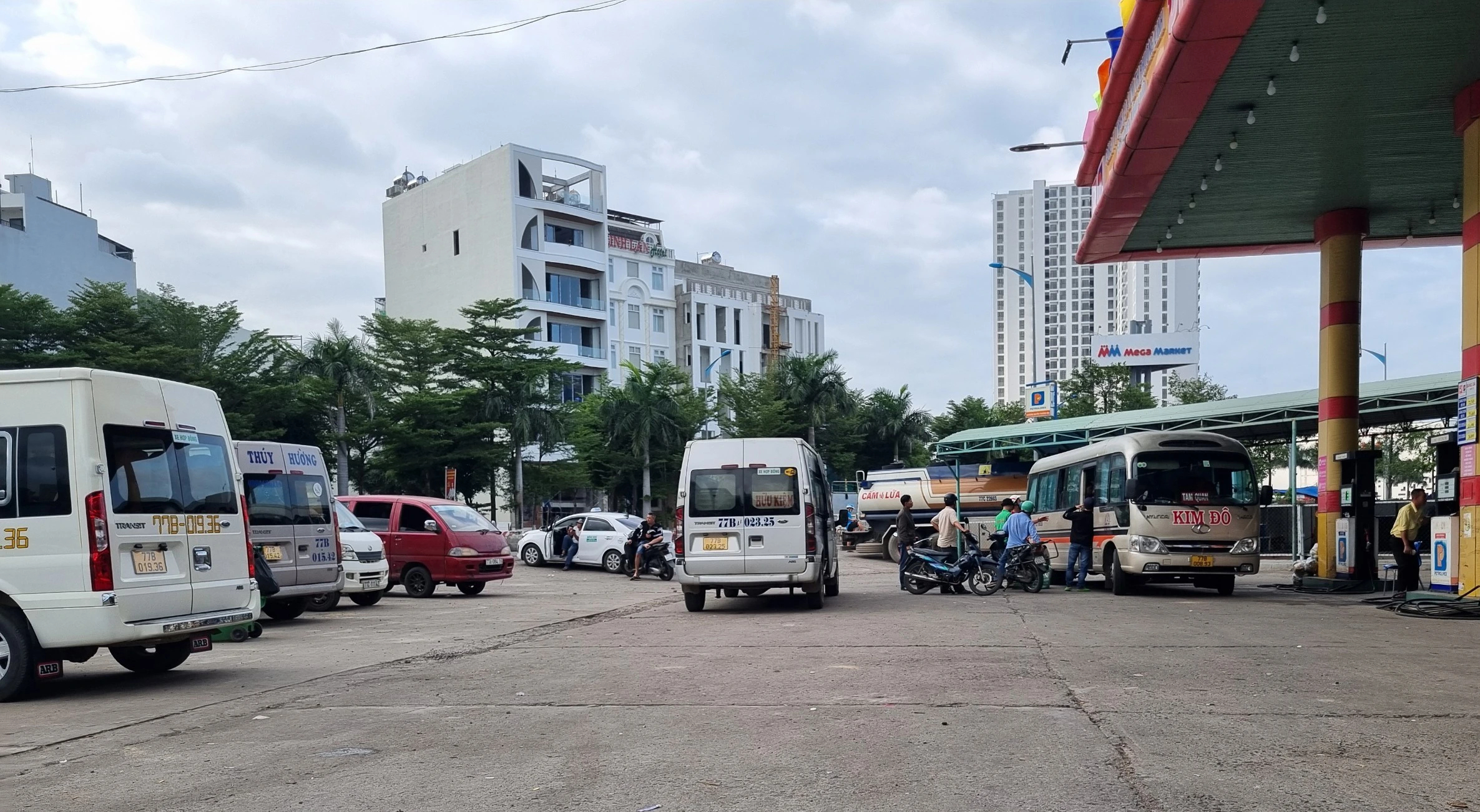 Trạm xăng th&agrave;nh b&atilde;i đ&oacute;n kh&aacute;ch, xe d&ugrave; n&aacute;o loạn quanh bến xe Quy Nhơn- Ảnh 1.