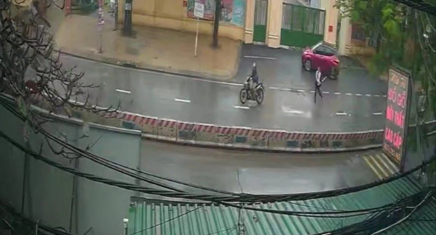 Tạm giữ 2 t&agrave;i xế rượt đuổi, đ&aacute;nh nhau sau va chạm giao th&ocirc;ng- Ảnh 1.