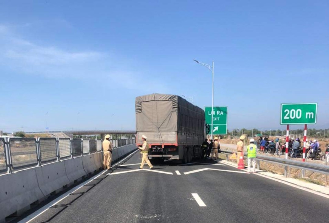 Khởi tố t&agrave;i xế bỏ chạy hơn 20km tr&ecirc;n cao tốc, lao xe v&agrave;o CSGT- Ảnh 1.