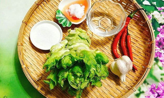 Loại rau chỉ c&oacute; trong m&ugrave;a đ&ocirc;ng, gi&aacute; một c&acirc;n cả trăm ng&agrave;n vẫn nhiều người săn l&ugrave;ng- Ảnh 2.