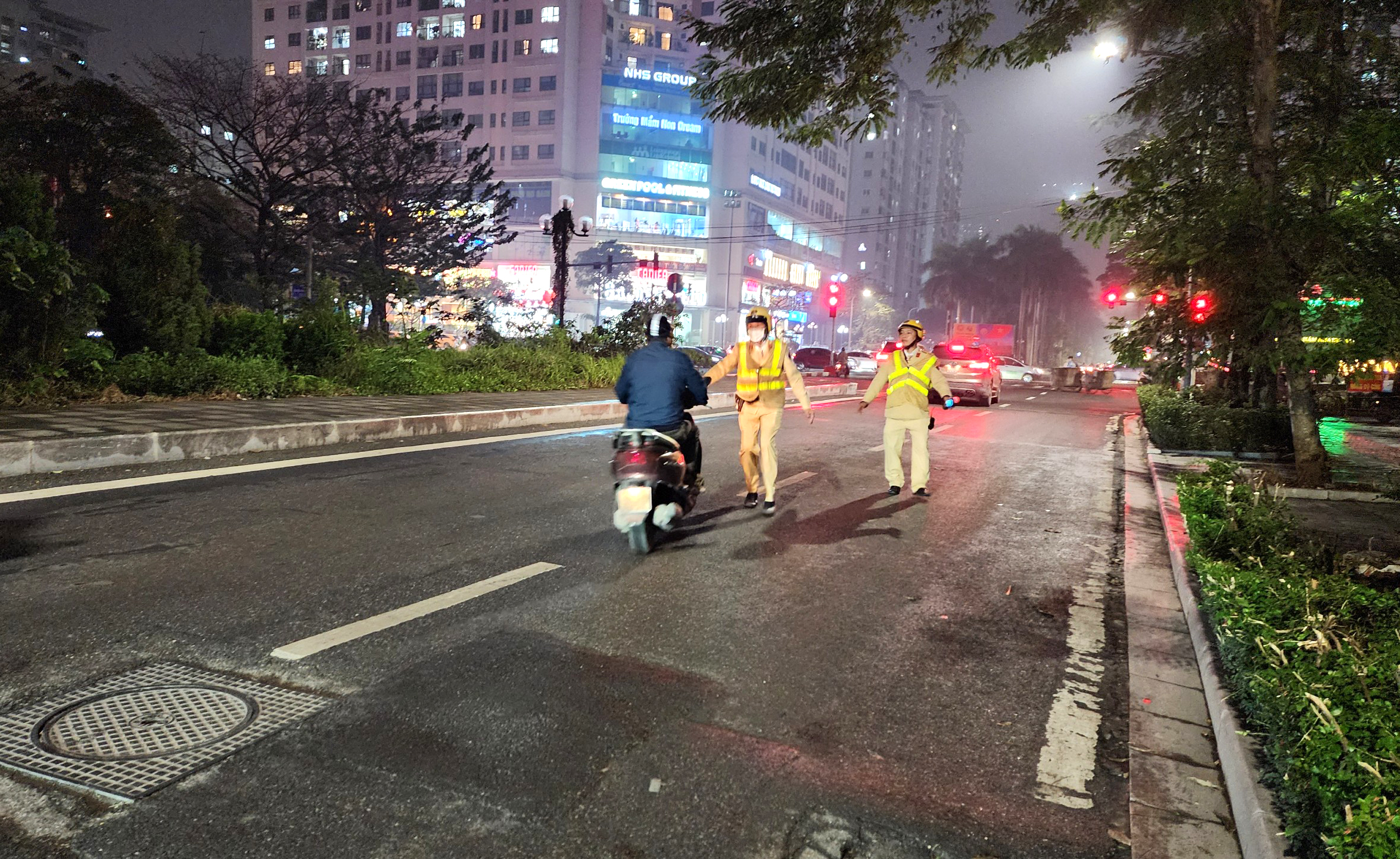 Vứt xe bỏ chạy vẫn không thoát, tài xế bị phạt kịch khung lỗi nồng độ cồn- Ảnh 10. Vứt xe bỏ chạy vẫn không thoát, tài xế bị phạt kịch khung lỗi nồng độ cồn- Ảnh 10.