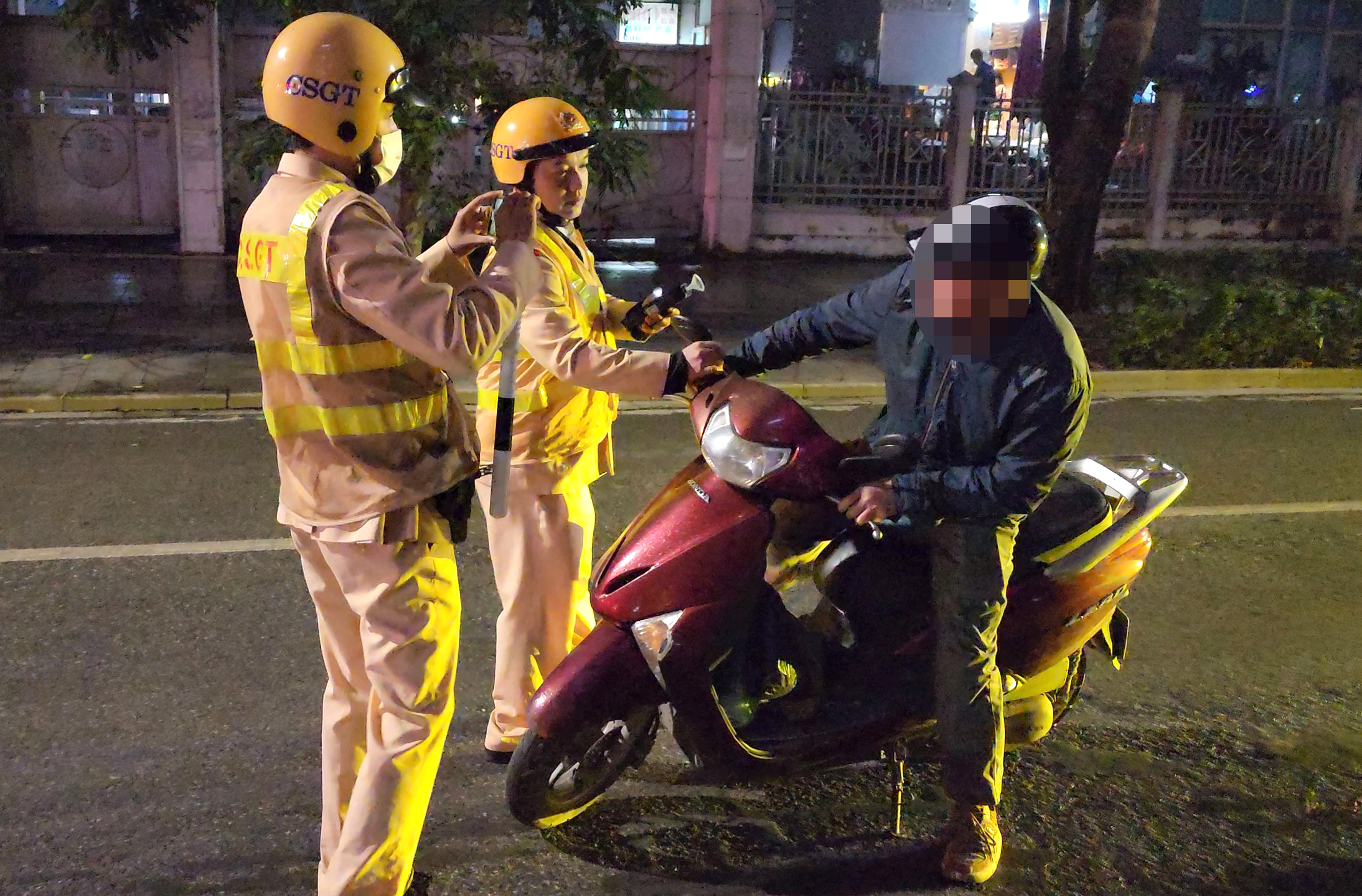 Vứt xe bỏ chạy vẫn không thoát, tài xế bị phạt kịch khung lỗi nồng độ cồn- Ảnh 12. Vứt xe bỏ chạy vẫn không thoát, tài xế bị phạt kịch khung lỗi nồng độ cồn- Ảnh 12.