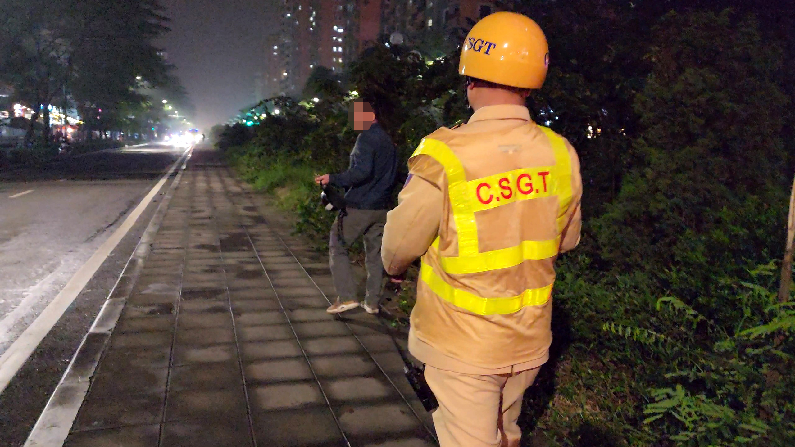 Vứt xe bỏ chạy vẫn không thoát, tài xế bị phạt kịch khung lỗi nồng độ cồn- Ảnh 13. Vứt xe bỏ chạy vẫn không thoát, tài xế bị phạt kịch khung lỗi nồng độ cồn- Ảnh 13.