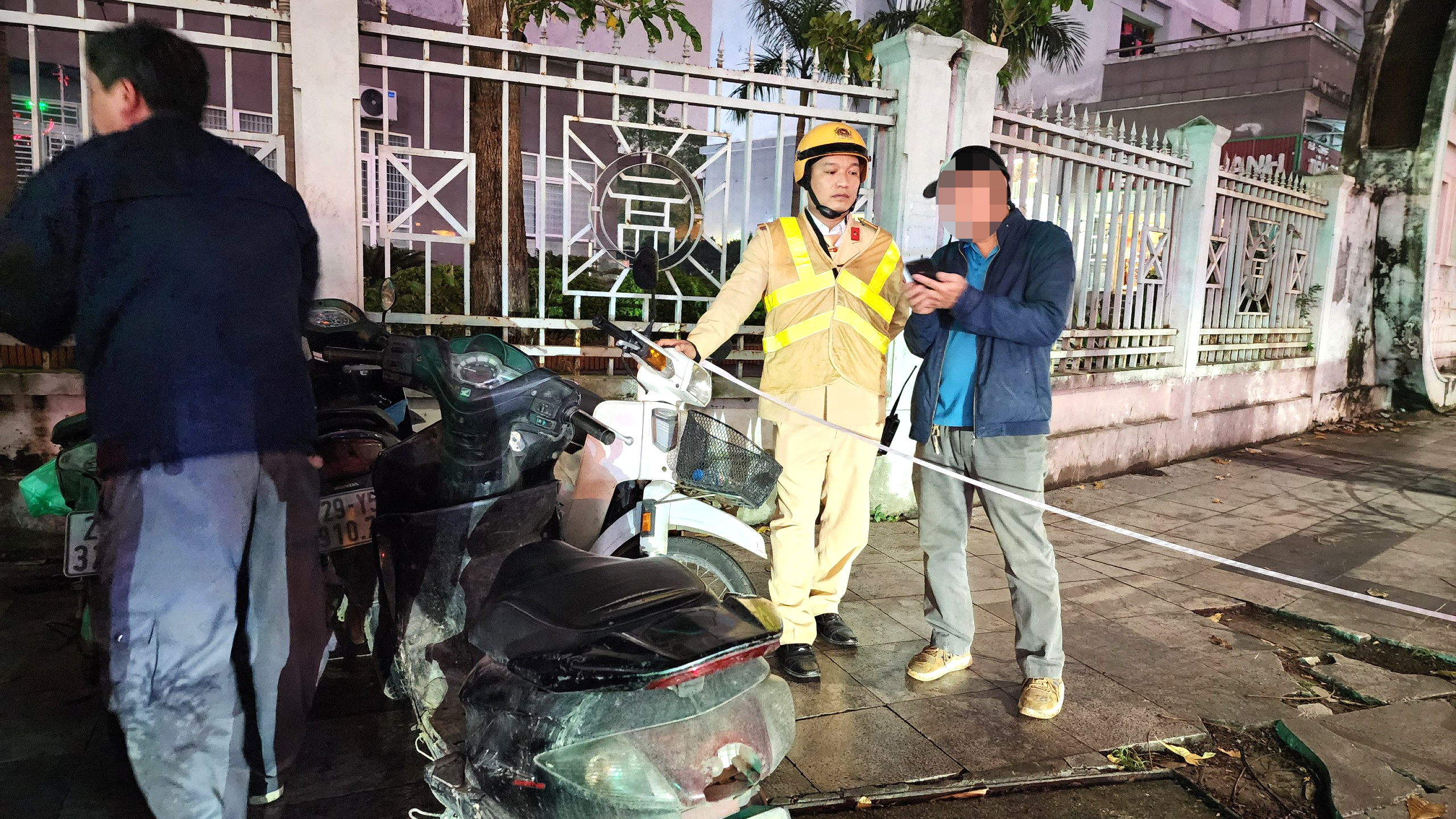 Vứt xe bỏ chạy vẫn không thoát, tài xế bị phạt kịch khung lỗi nồng độ cồn- Ảnh 14. Vứt xe bỏ chạy vẫn không thoát, tài xế bị phạt kịch khung lỗi nồng độ cồn- Ảnh 14.