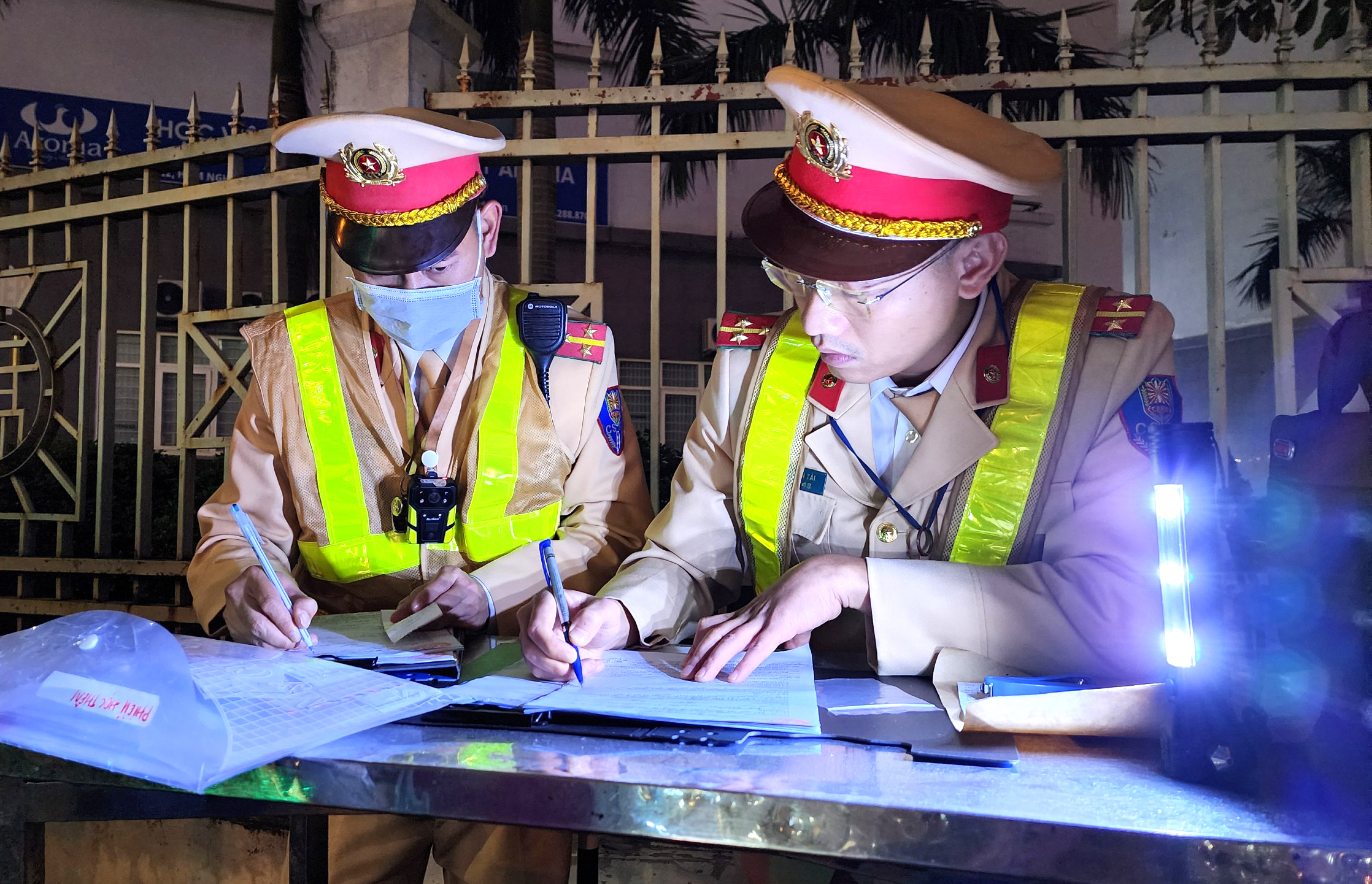 Vứt xe bỏ chạy vẫn không thoát, tài xế bị phạt kịch khung lỗi nồng độ cồn- Ảnh 15. Vứt xe bỏ chạy vẫn không thoát, tài xế bị phạt kịch khung lỗi nồng độ cồn- Ảnh 15.