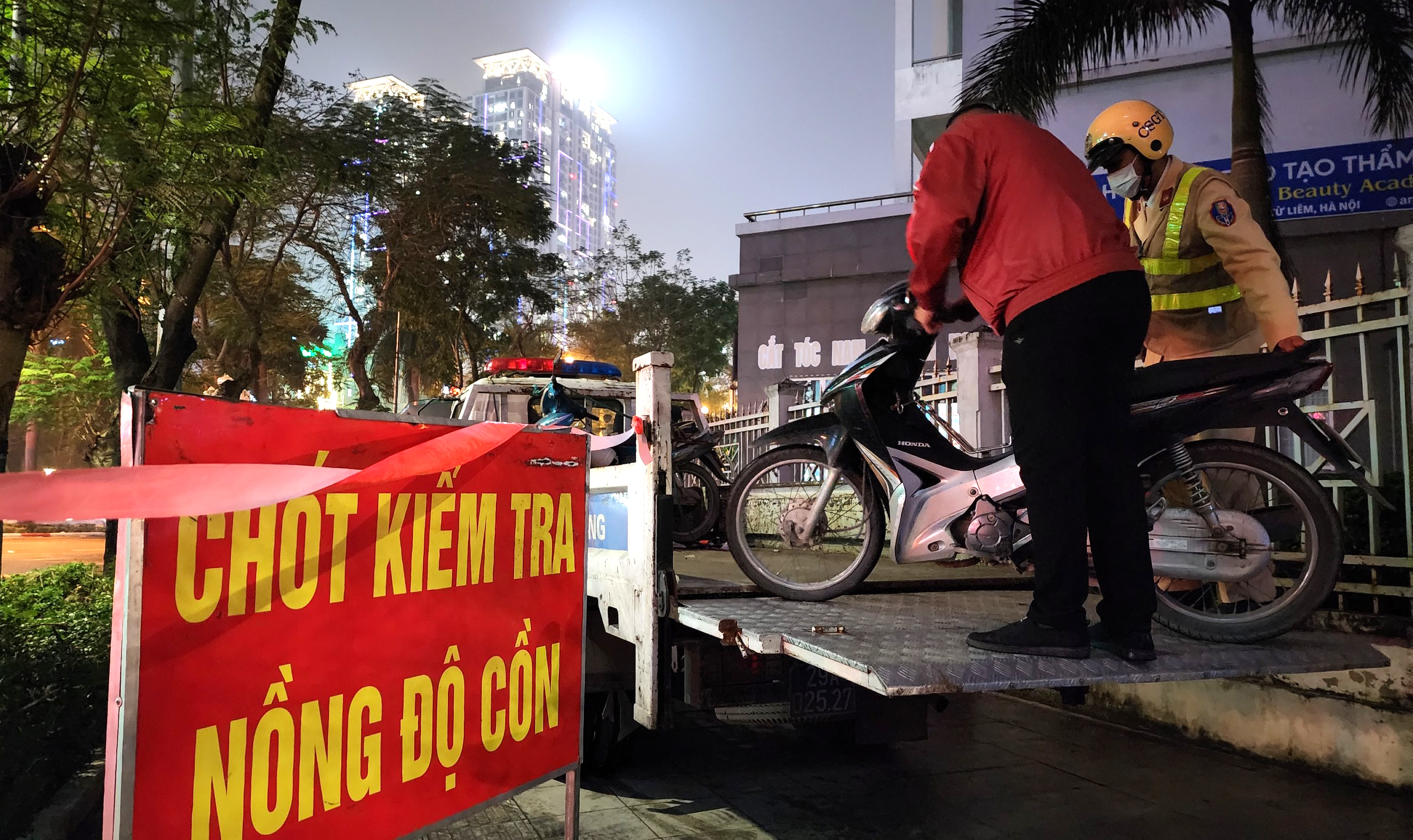 Vứt xe bỏ chạy vẫn không thoát, tài xế bị phạt kịch khung lỗi nồng độ cồn- Ảnh 16. Vứt xe bỏ chạy vẫn không thoát, tài xế bị phạt kịch khung lỗi nồng độ cồn- Ảnh 16.