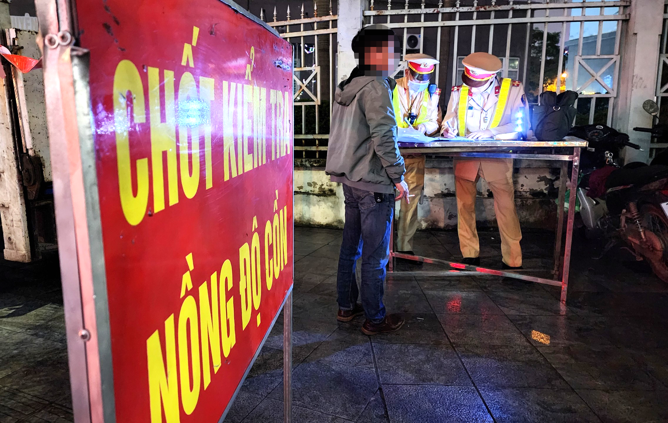 Vứt xe bỏ chạy vẫn không thoát, tài xế bị phạt kịch khung lỗi nồng độ cồn- Ảnh 2. Vứt xe bỏ chạy vẫn không thoát, tài xế bị phạt kịch khung lỗi nồng độ cồn- Ảnh 2.