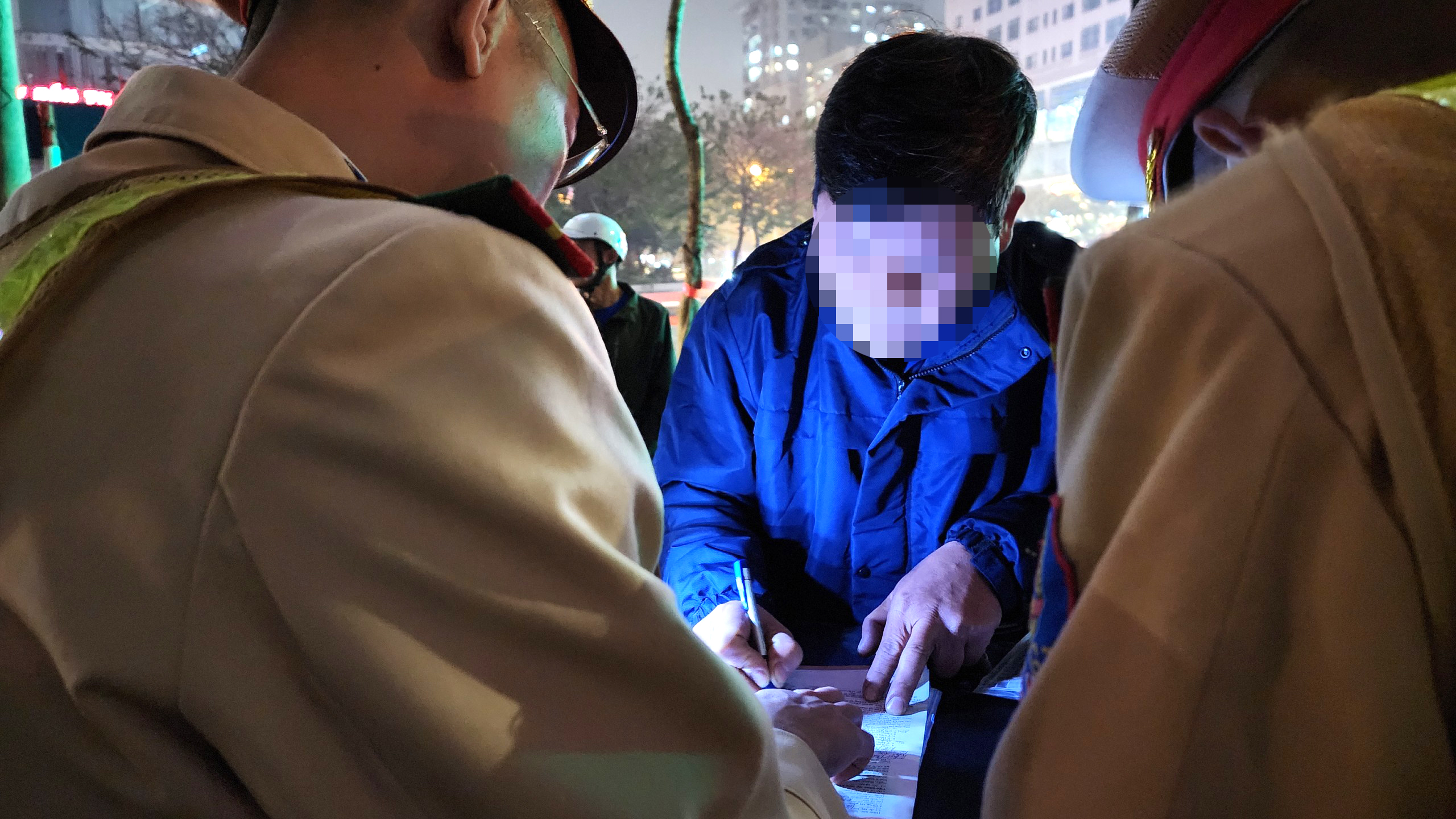 Vứt xe bỏ chạy vẫn không thoát, tài xế bị phạt kịch khung lỗi nồng độ cồn- Ảnh 3. Vứt xe bỏ chạy vẫn không thoát, tài xế bị phạt kịch khung lỗi nồng độ cồn- Ảnh 3.