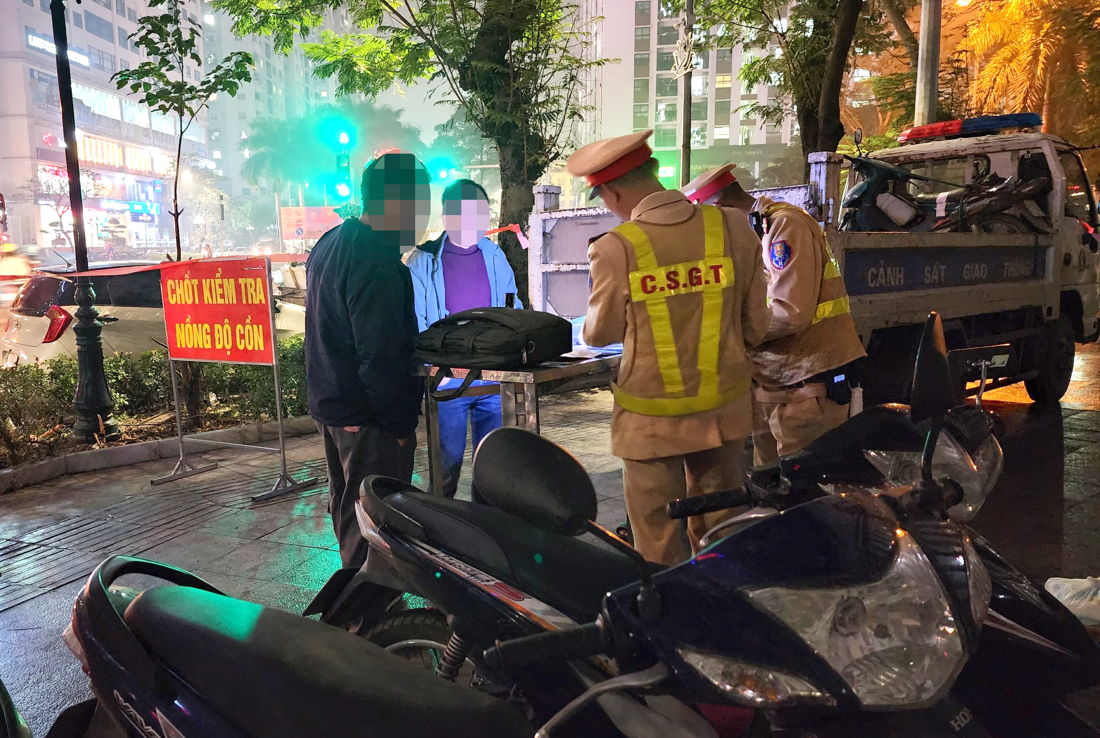 Vứt xe bỏ chạy vẫn không thoát, tài xế bị phạt kịch khung lỗi nồng độ cồn- Ảnh 4. Vứt xe bỏ chạy vẫn không thoát, tài xế bị phạt kịch khung lỗi nồng độ cồn- Ảnh 4.