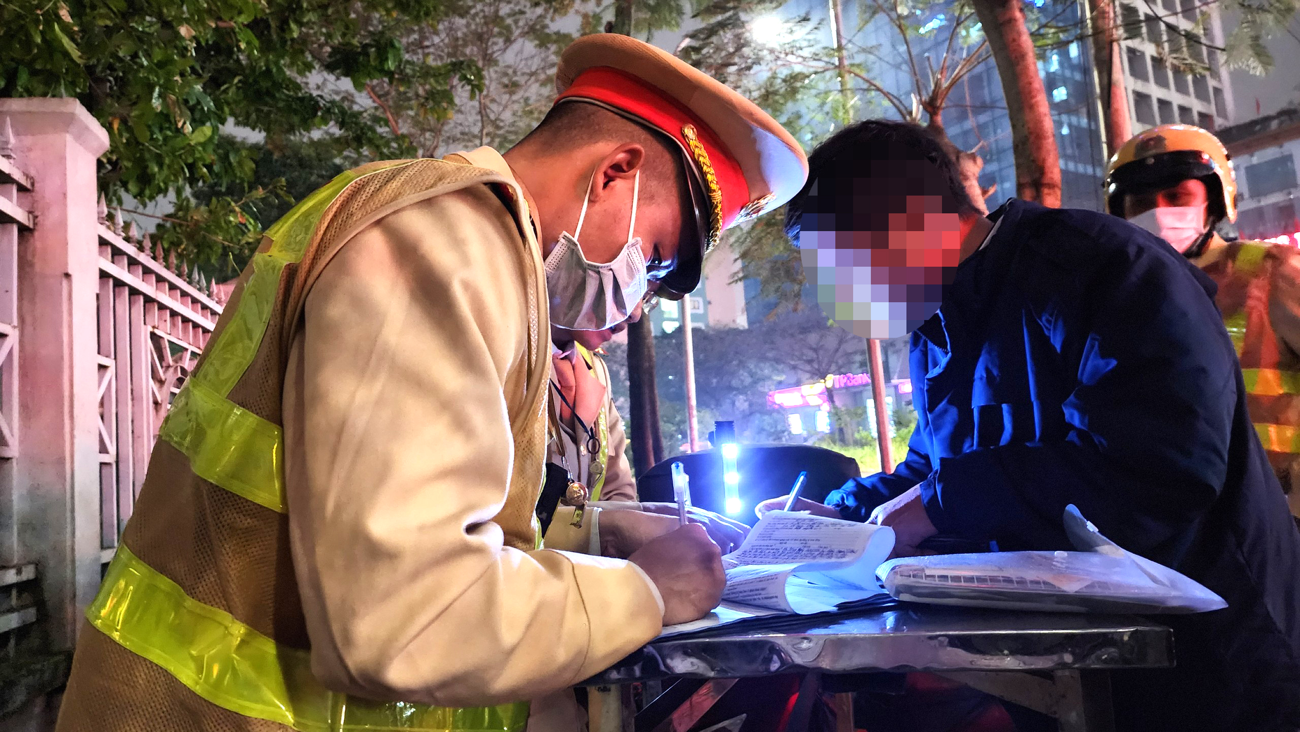 Vứt xe bỏ chạy vẫn không thoát, tài xế bị phạt kịch khung lỗi nồng độ cồn- Ảnh 5. Vứt xe bỏ chạy vẫn không thoát, tài xế bị phạt kịch khung lỗi nồng độ cồn- Ảnh 5.