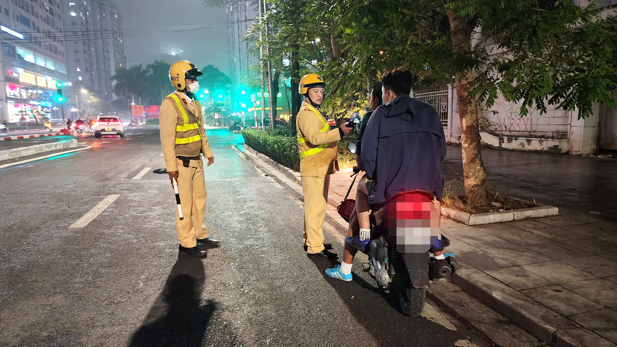 Vứt xe bỏ chạy vẫn không thoát, tài xế bị phạt kịch khung lỗi nồng độ cồn- Ảnh 6. Vứt xe bỏ chạy vẫn không thoát, tài xế bị phạt kịch khung lỗi nồng độ cồn- Ảnh 6.