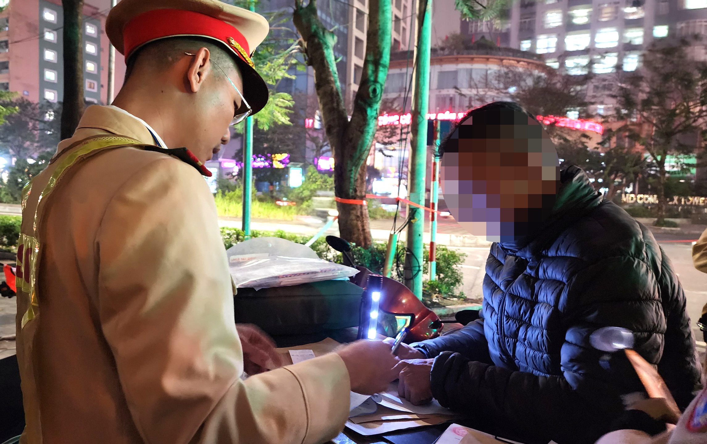 Vứt xe bỏ chạy vẫn không thoát, tài xế bị phạt kịch khung lỗi nồng độ cồn- Ảnh 7. Vứt xe bỏ chạy vẫn không thoát, tài xế bị phạt kịch khung lỗi nồng độ cồn- Ảnh 7.