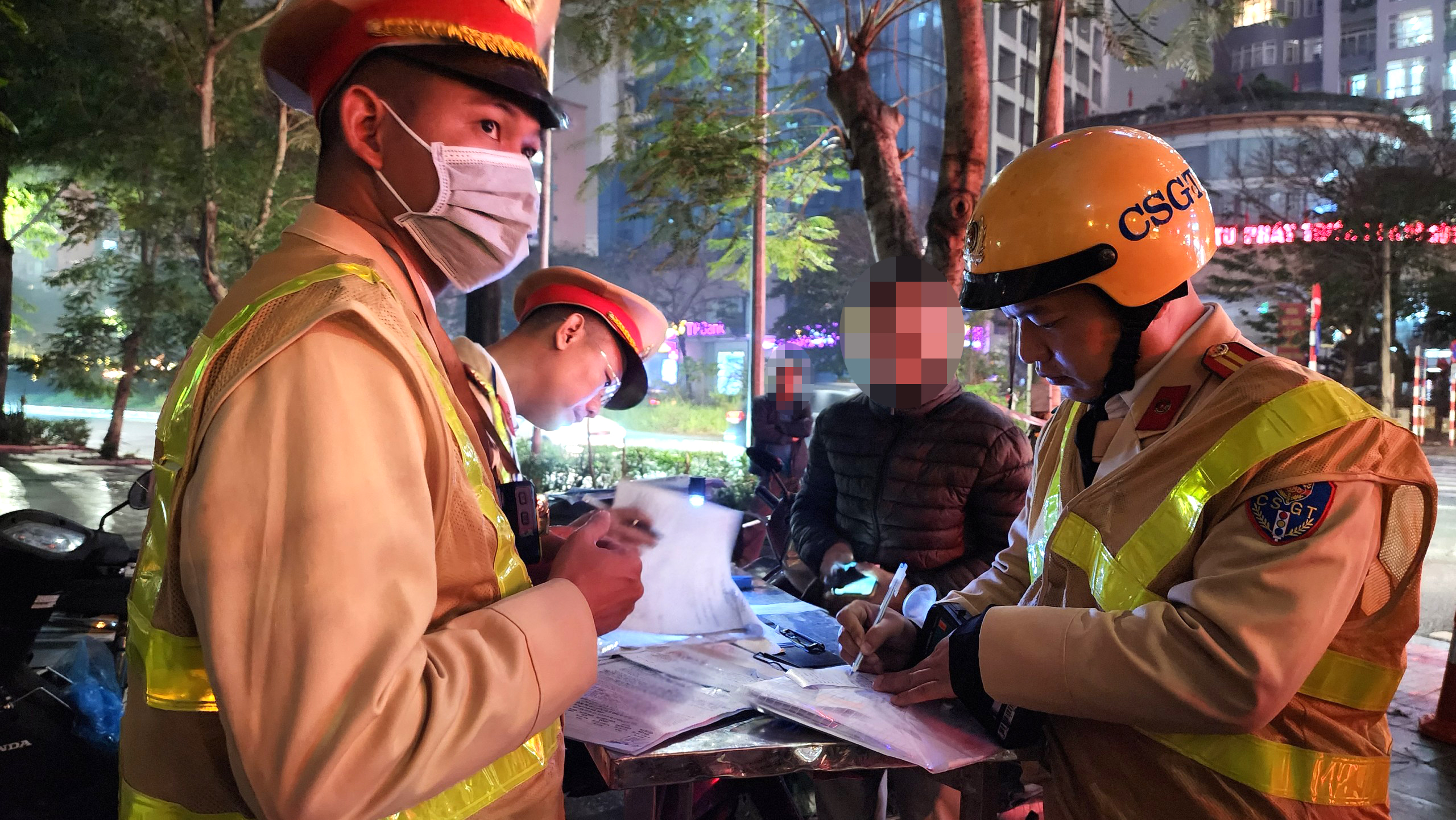 Vứt xe bỏ chạy vẫn không thoát, tài xế bị phạt kịch khung lỗi nồng độ cồn- Ảnh 8. Vứt xe bỏ chạy vẫn không thoát, tài xế bị phạt kịch khung lỗi nồng độ cồn- Ảnh 8.