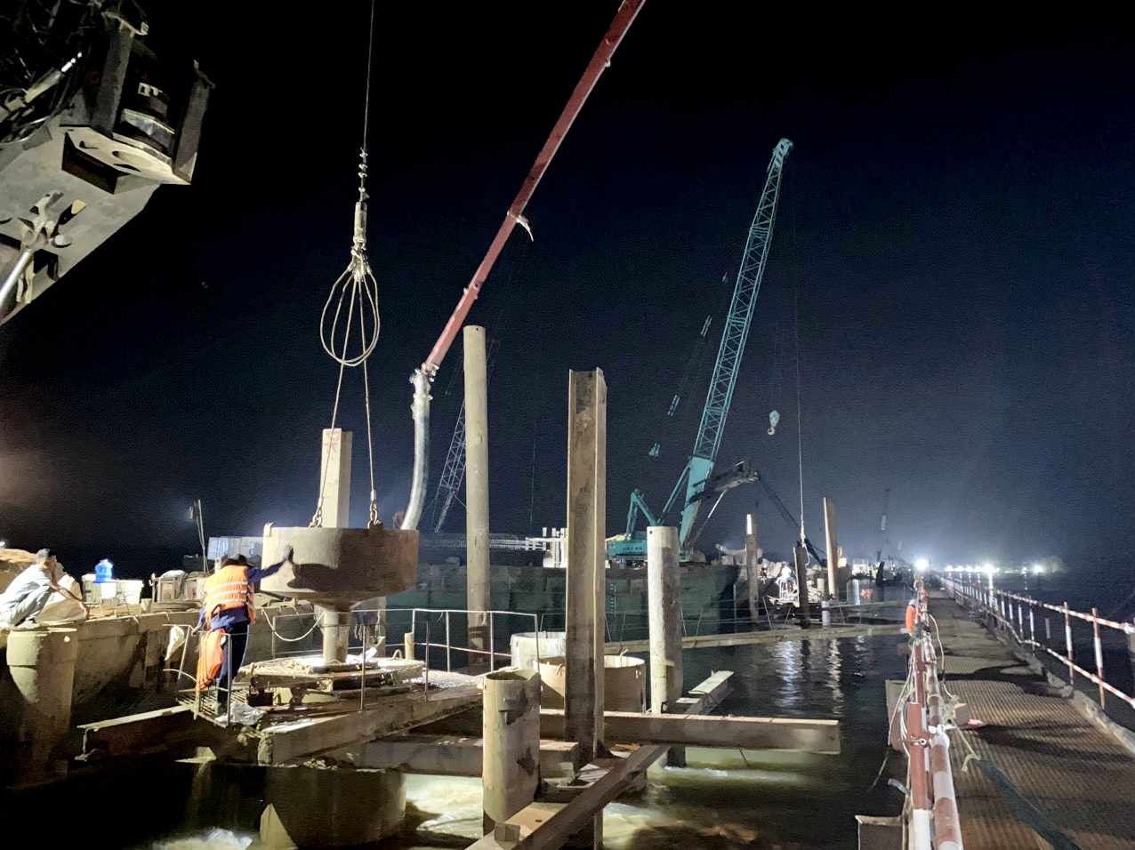 C&ocirc;ng nh&acirc;n chia 3 ca, 4 k&iacute;p tất bật thi c&ocirc;ng cầu Đại Ng&atilde;i- Ảnh 3.