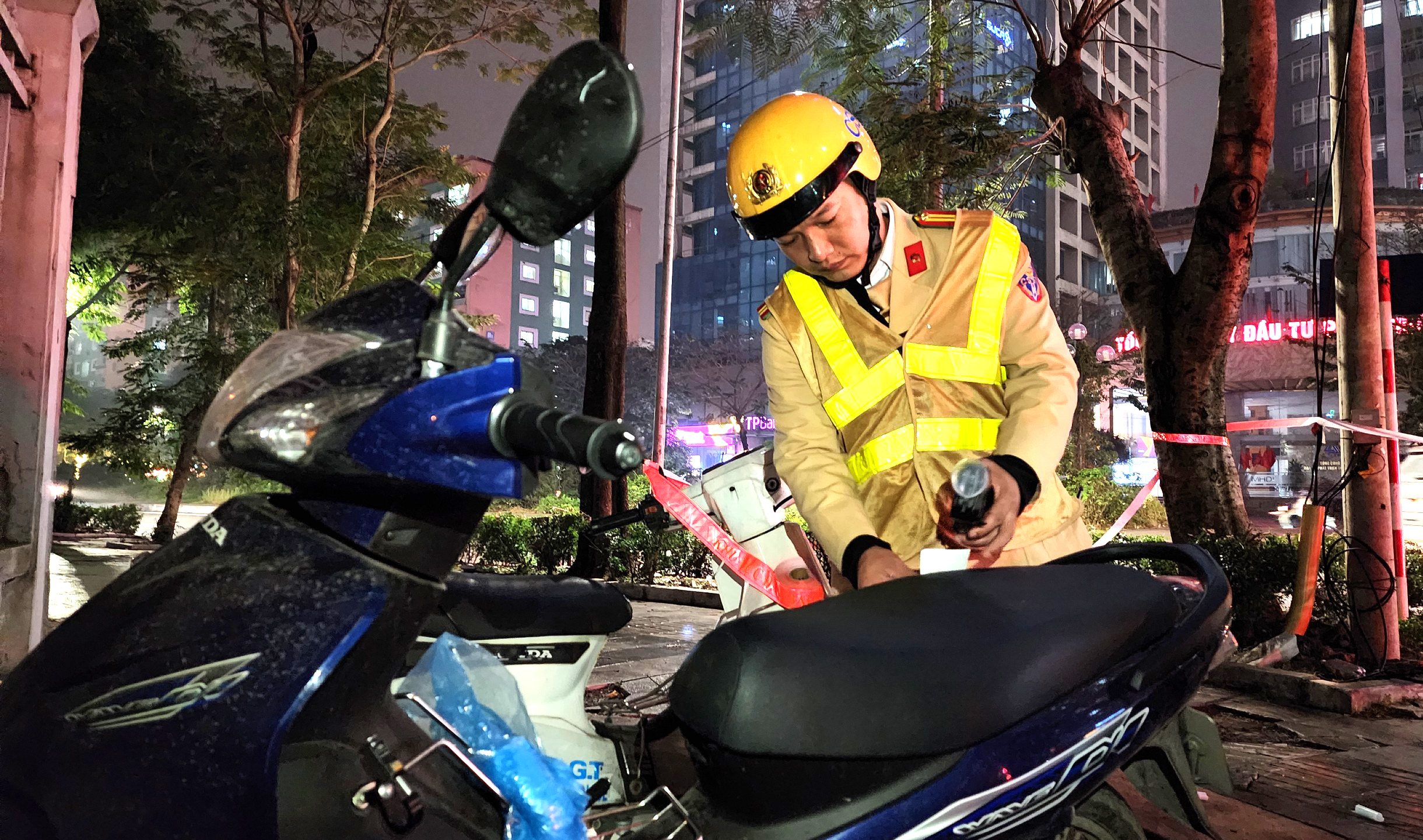 Vứt xe bỏ chạy vẫn không thoát, tài xế bị phạt kịch khung lỗi nồng độ cồn- Ảnh 9. Vứt xe bỏ chạy vẫn không thoát, tài xế bị phạt kịch khung lỗi nồng độ cồn- Ảnh 9.