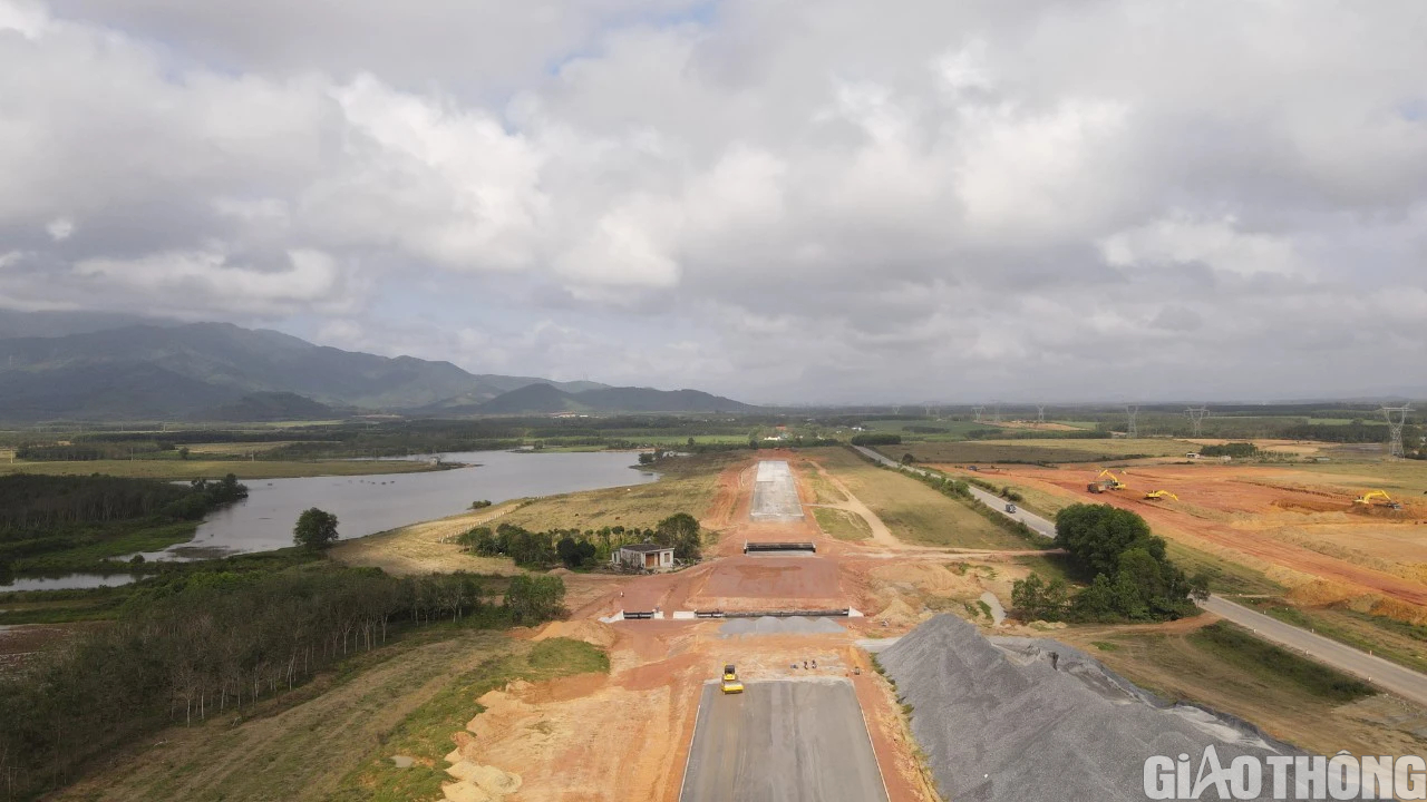 Thảm mẻ cấp phối đ&aacute; dăm gia cố xi măng đầu ti&ecirc;n tr&ecirc;n cao tốc Bắc - Nam qua Quảng B&igrave;nh- Ảnh 4.