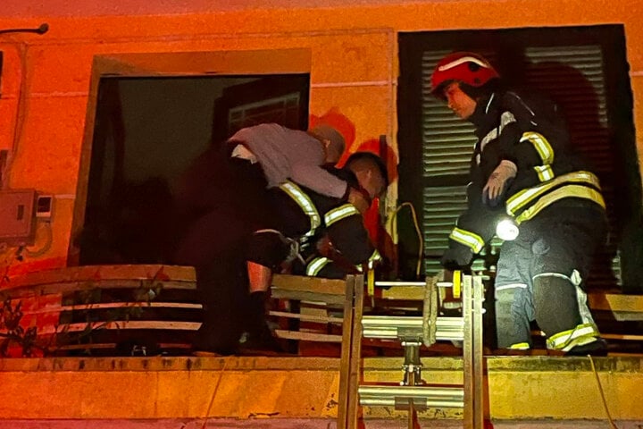 Ch&aacute;y nh&agrave; l&uacute;c rạng s&aacute;ng, cảnh s&aacute;t c&otilde;ng 2 người gi&agrave; tho&aacute;t nạn- Ảnh 2.