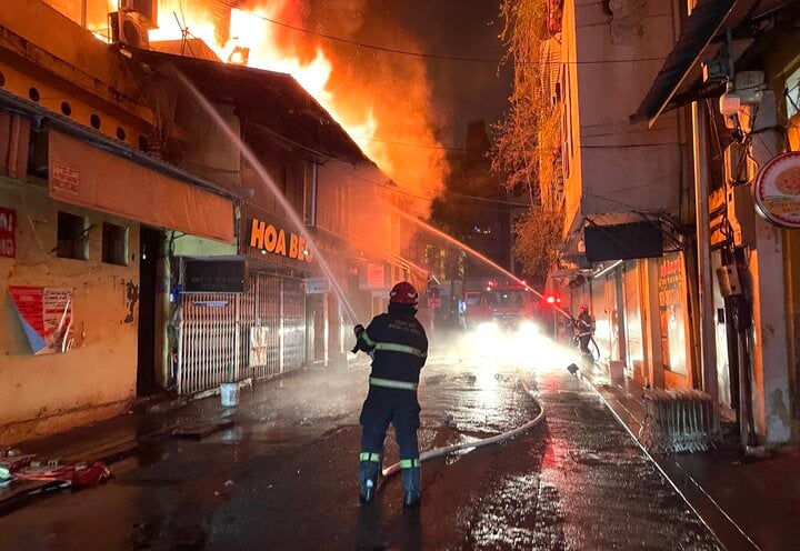 Ch&aacute;y nh&agrave; l&uacute;c rạng s&aacute;ng, cảnh s&aacute;t c&otilde;ng 2 người gi&agrave; tho&aacute;t nạn- Ảnh 1.