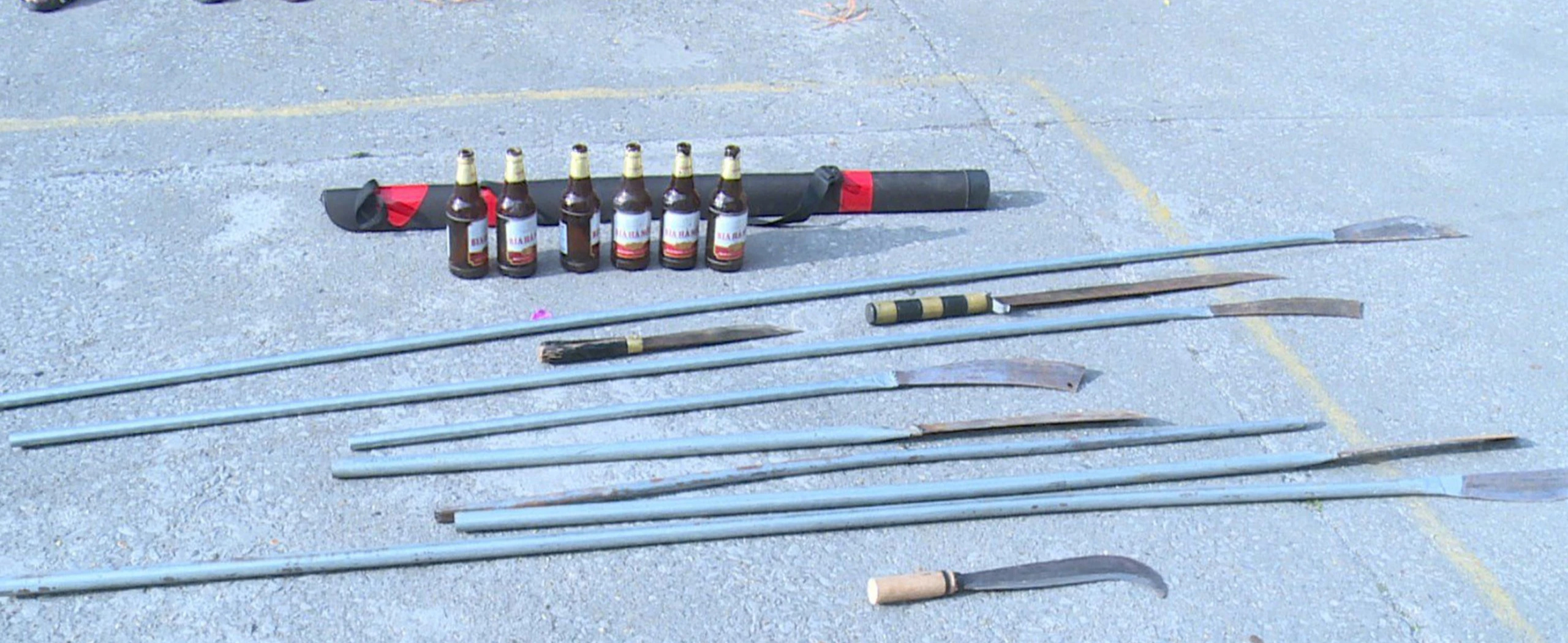 Bắt 29 đối tượng đi 20 xe m&aacute;y th&aacute;o biển, mang theo hung kh&iacute; đ&aacute;nh người- Ảnh 2.