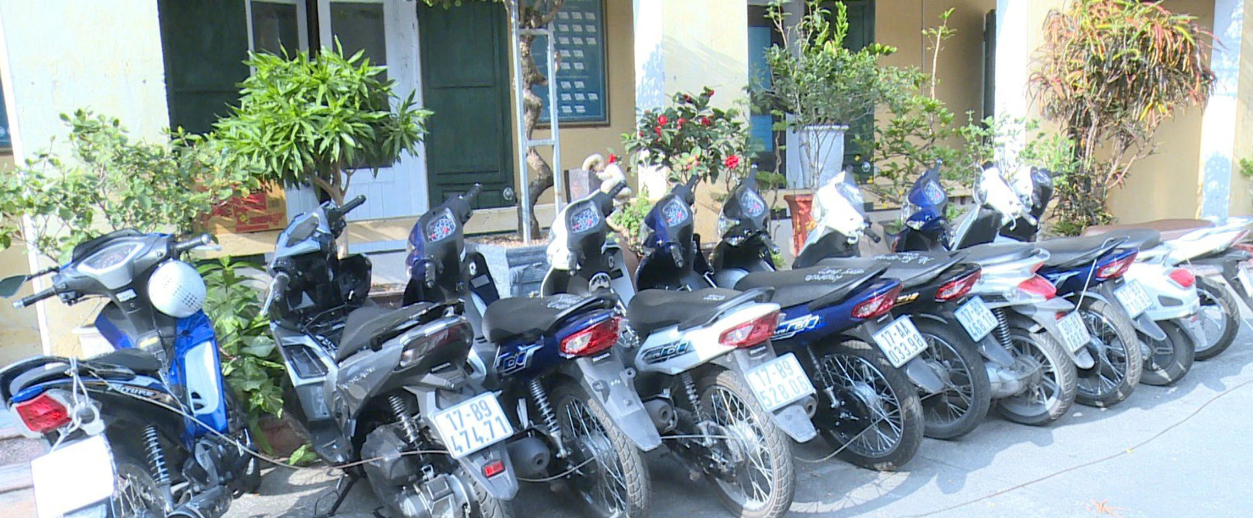 Bắt 29 đối tượng đi 20 xe m&aacute;y th&aacute;o biển, mang theo hung kh&iacute; đ&aacute;nh người- Ảnh 1.