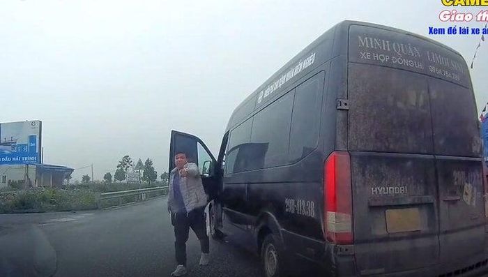L&agrave;m r&otilde; vụ t&agrave;i xế xe kh&aacute;ch chặn đường, dằn mặt l&aacute;i xe kh&aacute;c để gi&agrave;nh kh&aacute;ch - Ảnh 1.