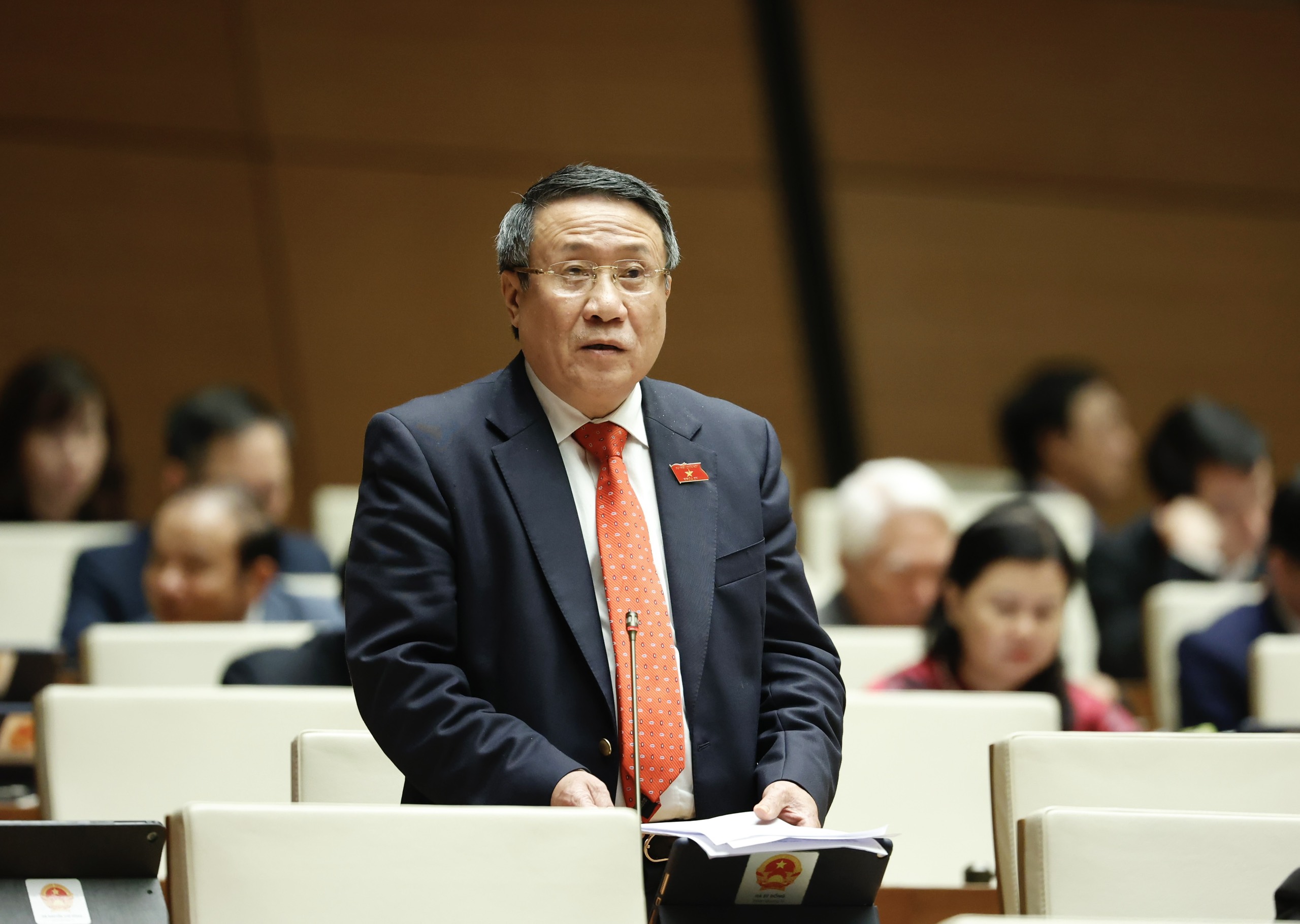 ĐBQH tranh luận về quy định bảng gi&aacute; đất hằng năm - Ảnh 1.