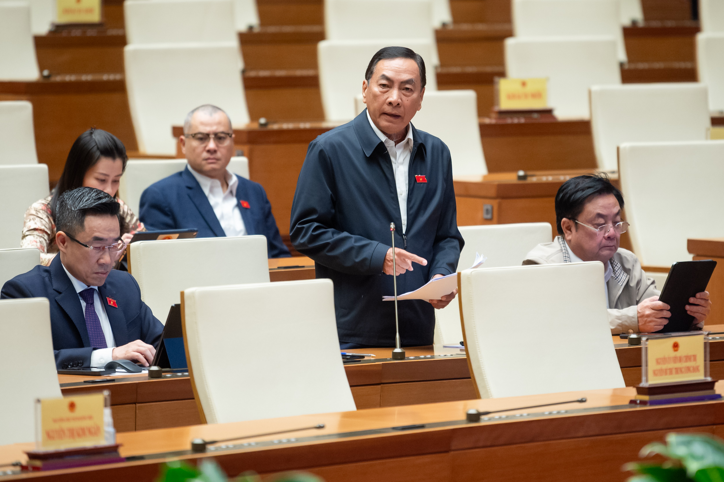 Đại biểu Quốc hội: D&acirc;n cầm cố nh&agrave; vay ng&acirc;n h&agrave;ng 300 triệu, phải mua bảo hiểm 20 triệu - Ảnh 2.