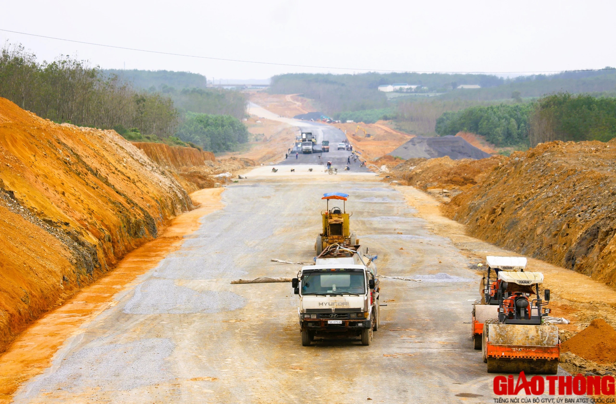 Nhộn nhịp c&ocirc;ng trường dự &aacute;n cao tốc Vạn Ninh - Cam Lộ- Ảnh 1.