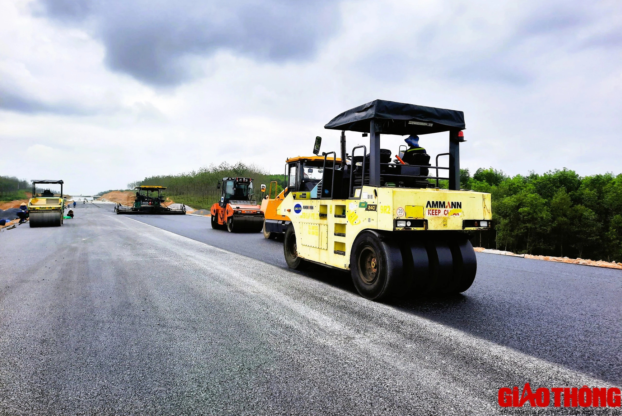 Nhộn nhịp c&ocirc;ng trường dự &aacute;n cao tốc Vạn Ninh - Cam Lộ- Ảnh 3.