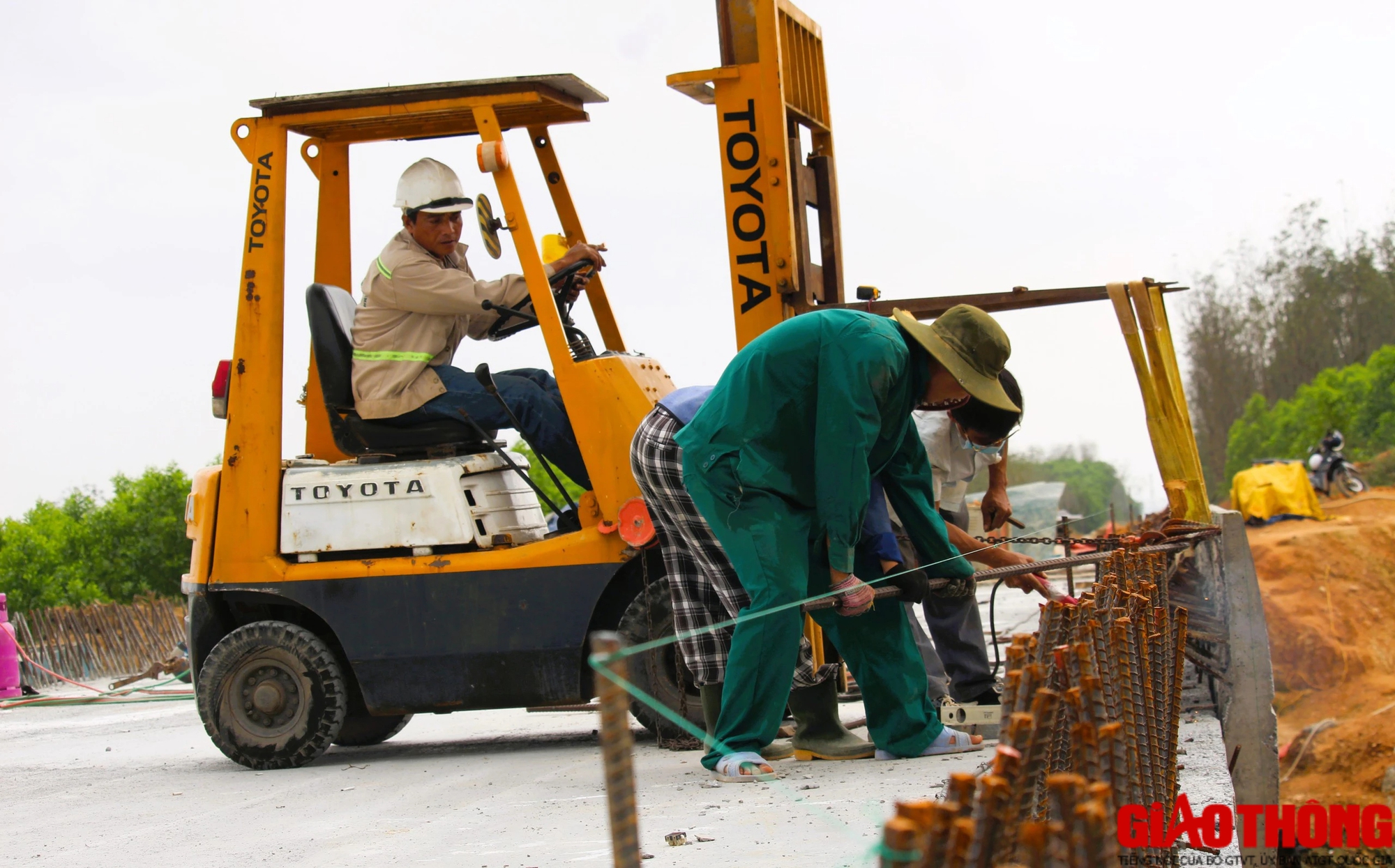 Nhộn nhịp c&ocirc;ng trường dự &aacute;n cao tốc Vạn Ninh - Cam Lộ- Ảnh 6.