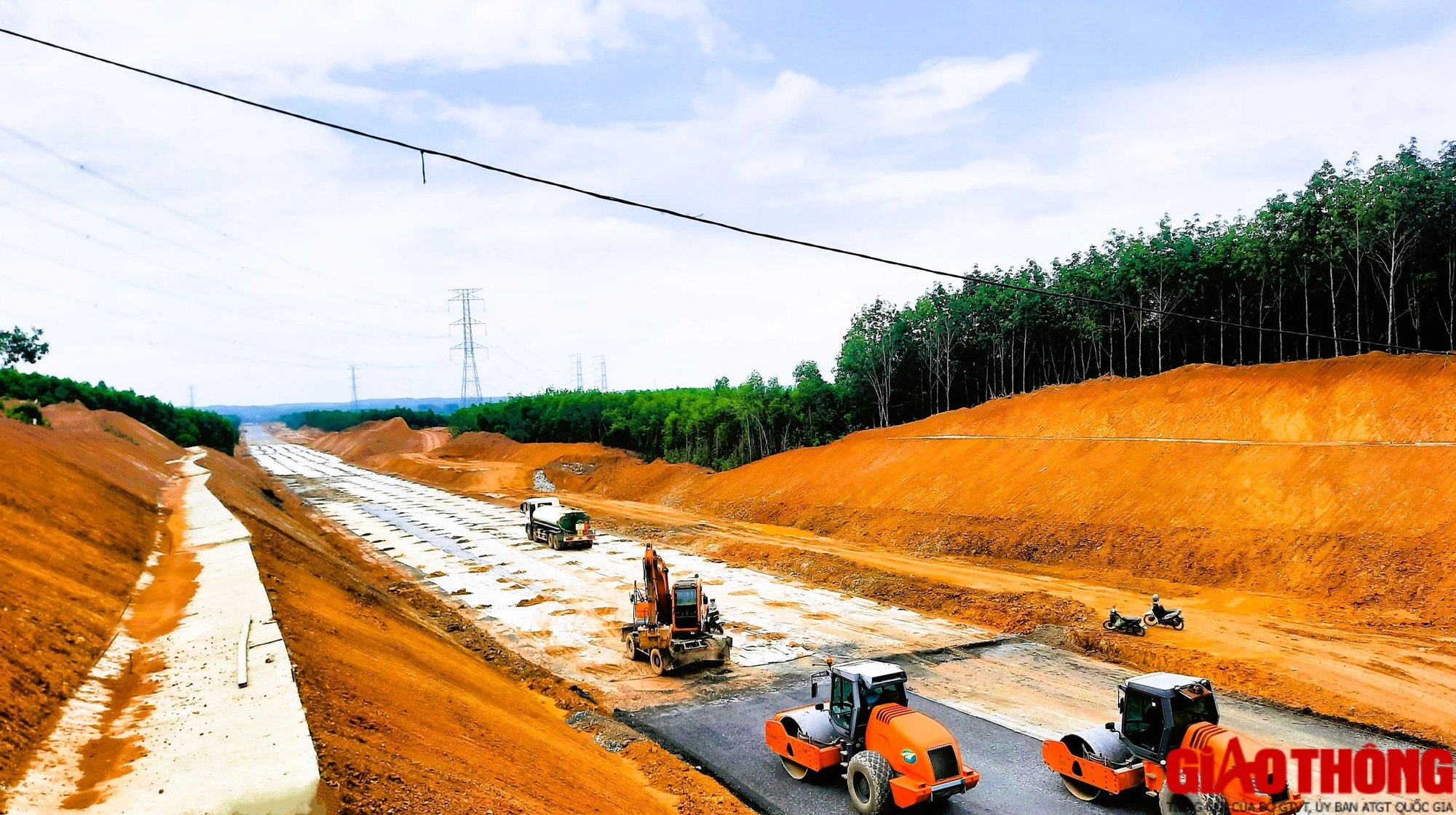 Nhộn nhịp c&ocirc;ng trường dự &aacute;n cao tốc Vạn Ninh - Cam Lộ- Ảnh 12.